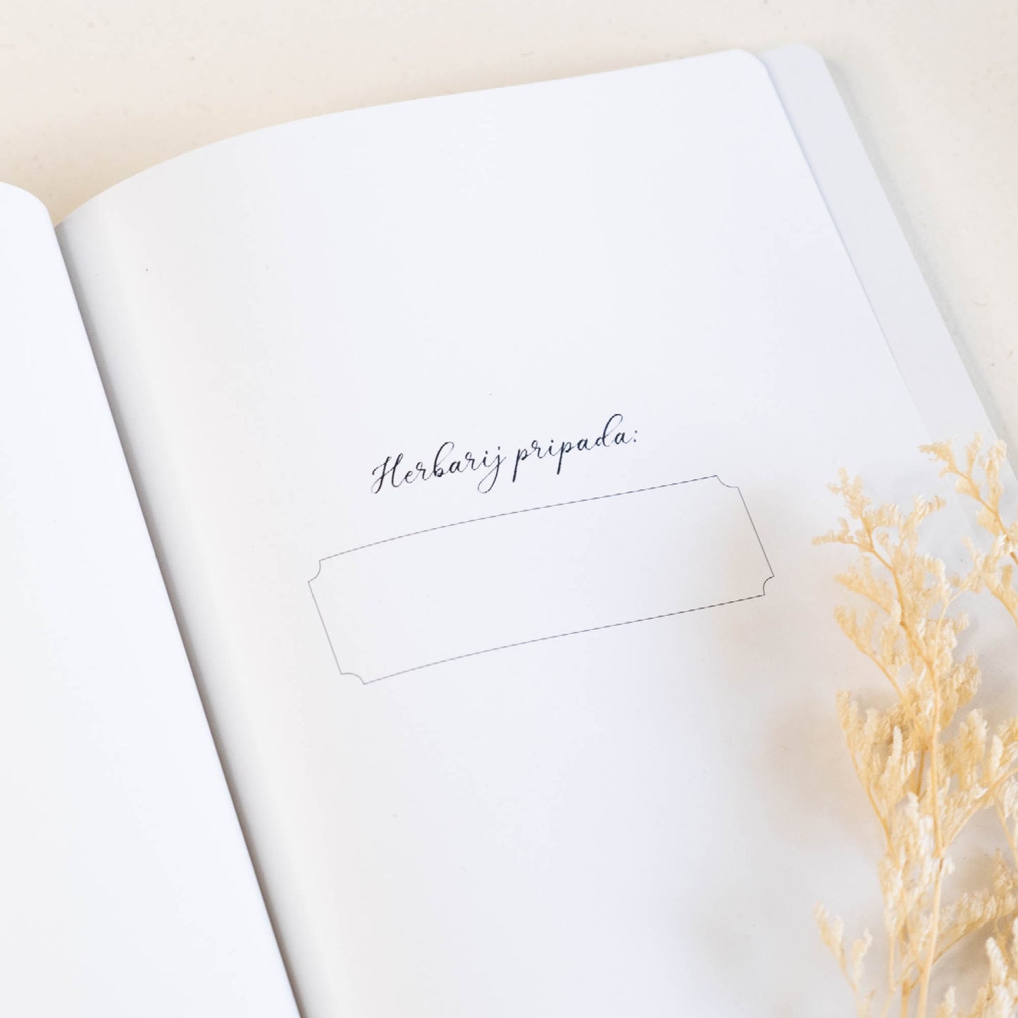 Herbarij z izvezenim cvetličnim motivom