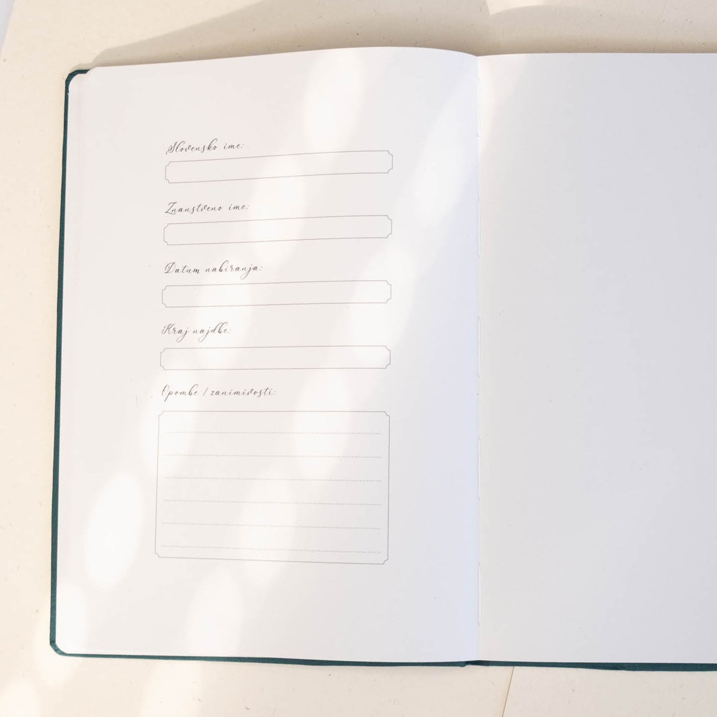 Herbarij z izvezenim cvetličnim motivom