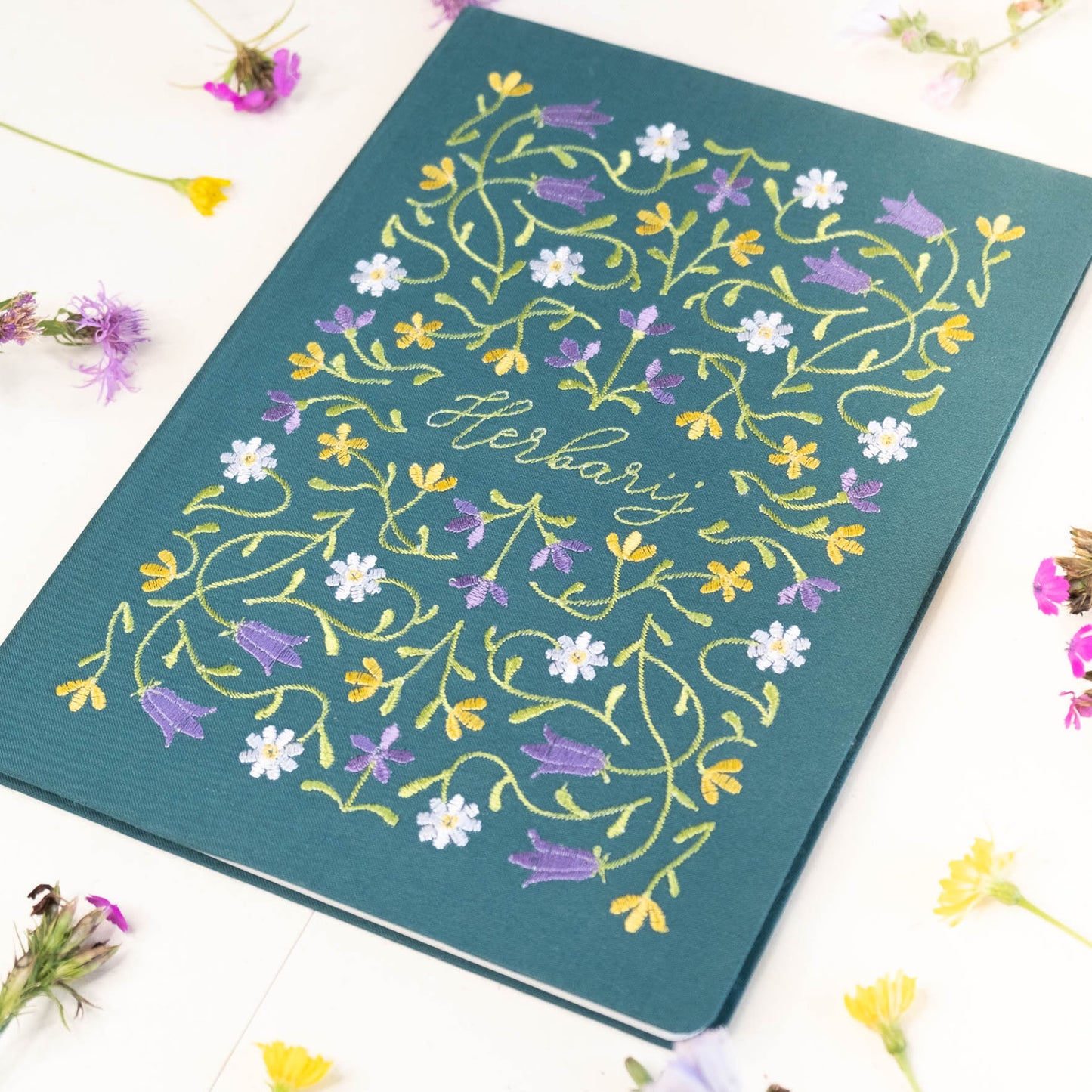 Herbarij z izvezenim cvetličnim motivom
