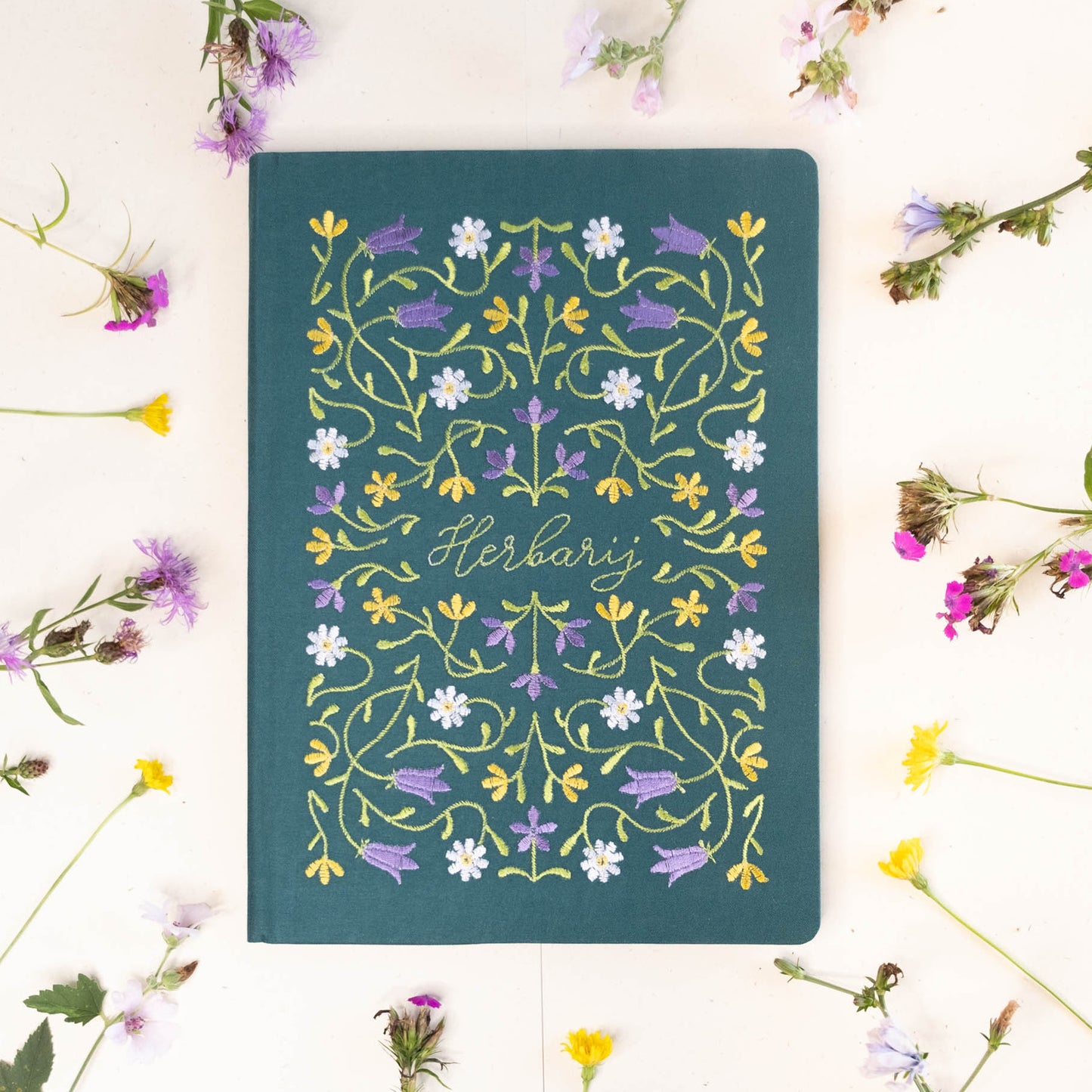 Herbarij z izvezenim cvetličnim motivom