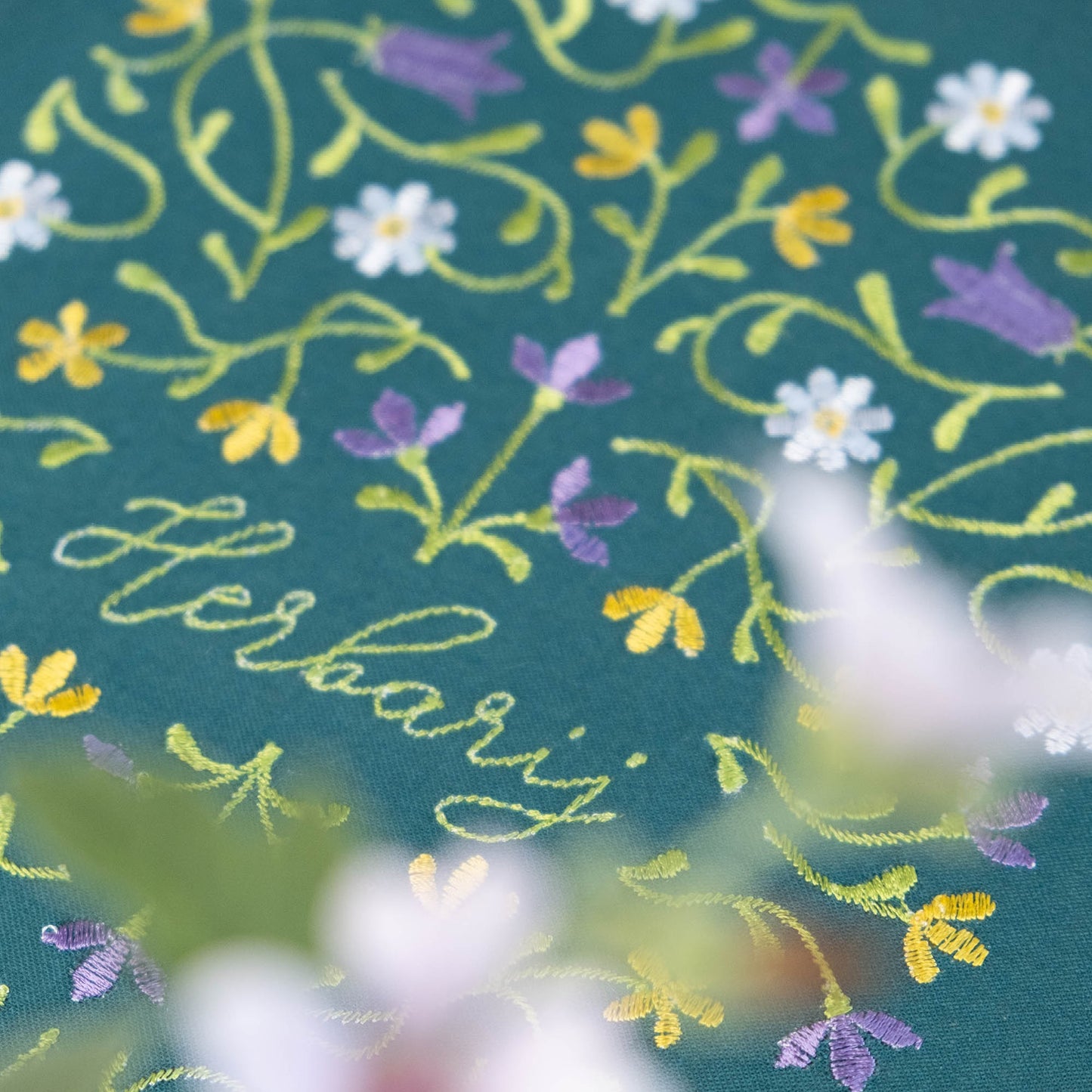 Herbarij z izvezenim cvetličnim motivom