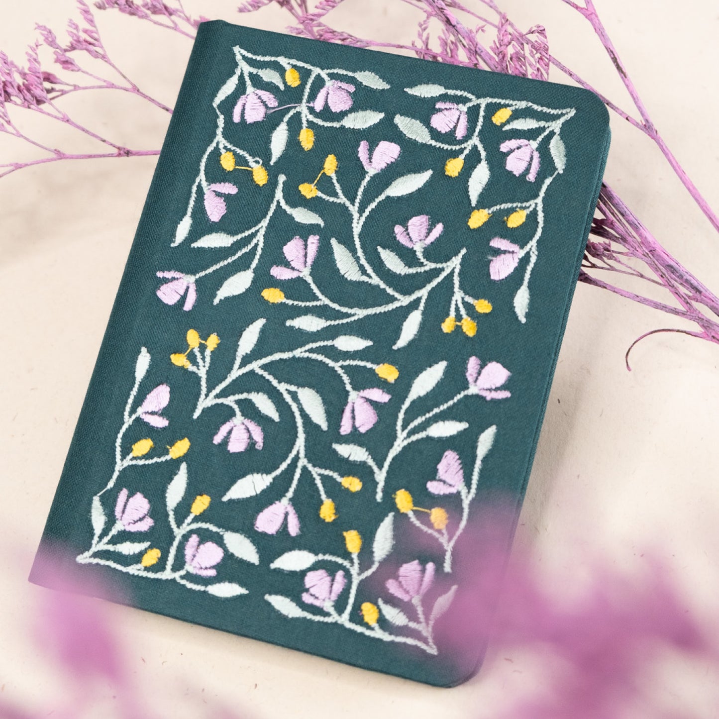 Beležnica A6 z vezenino - brezčrtni listi