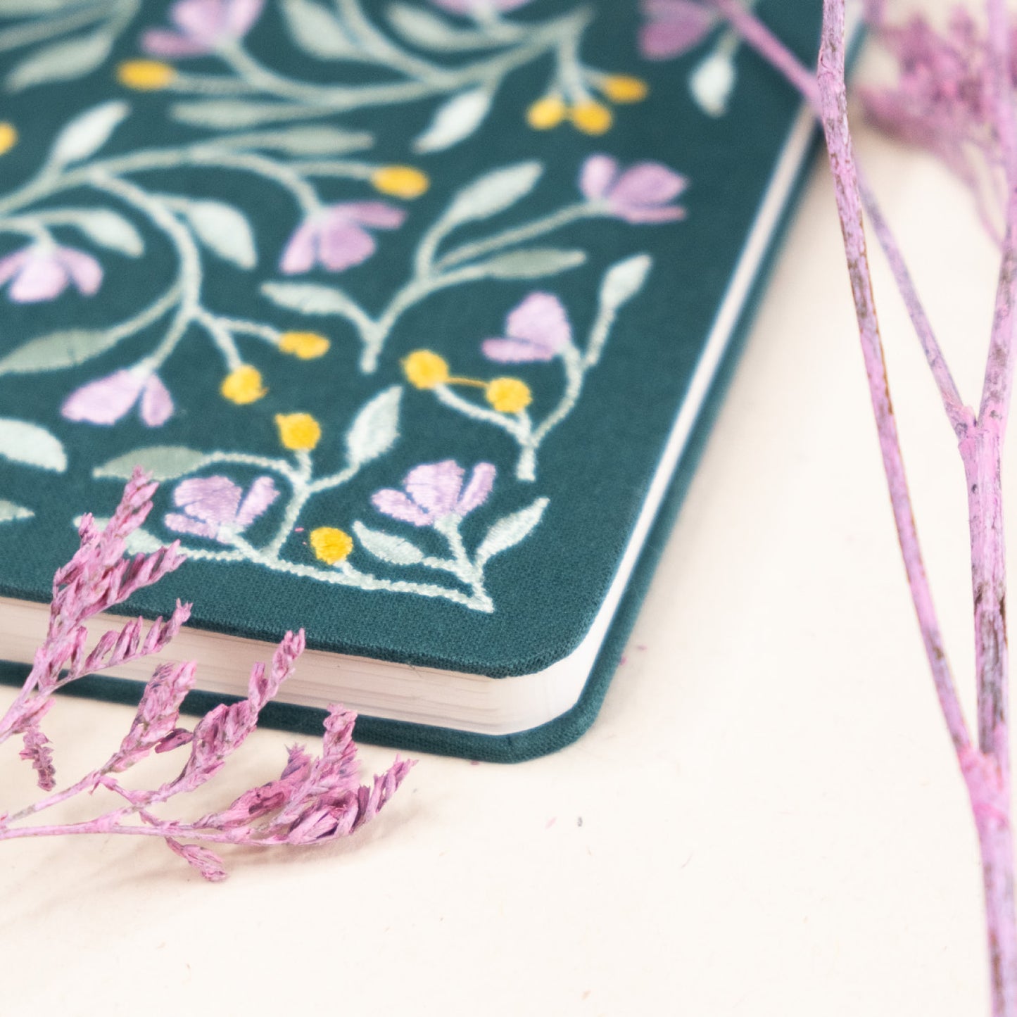 Beležnica A6 z vezenino - brezčrtni listi