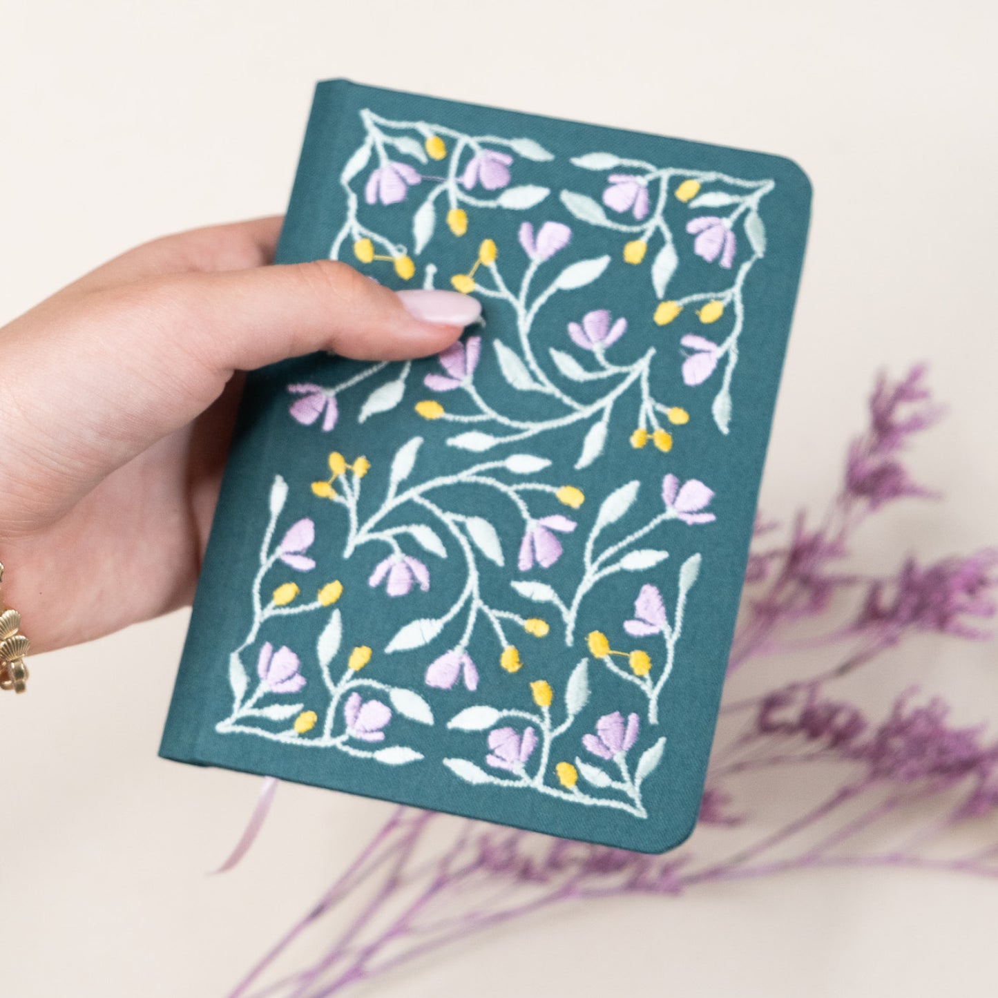 Beležnica A6 z vezenino - brezčrtni listi