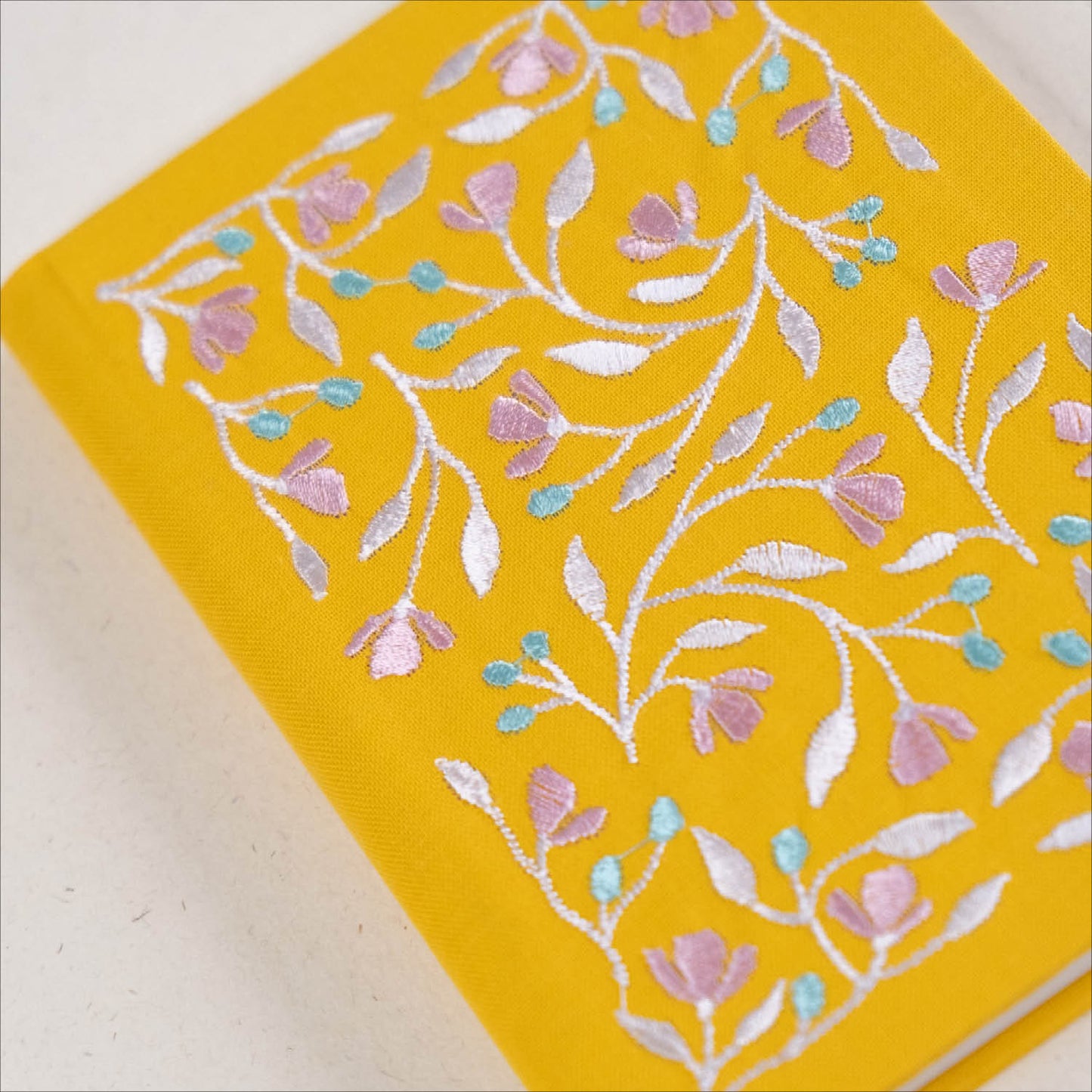 Rumena beležnica A6 z vezenino - mreža s pikami