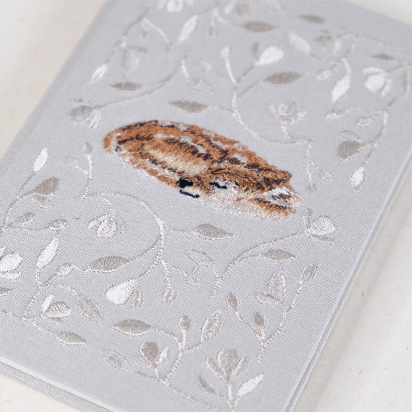 Beležnica A6 z vezenino srne - črtasti listi