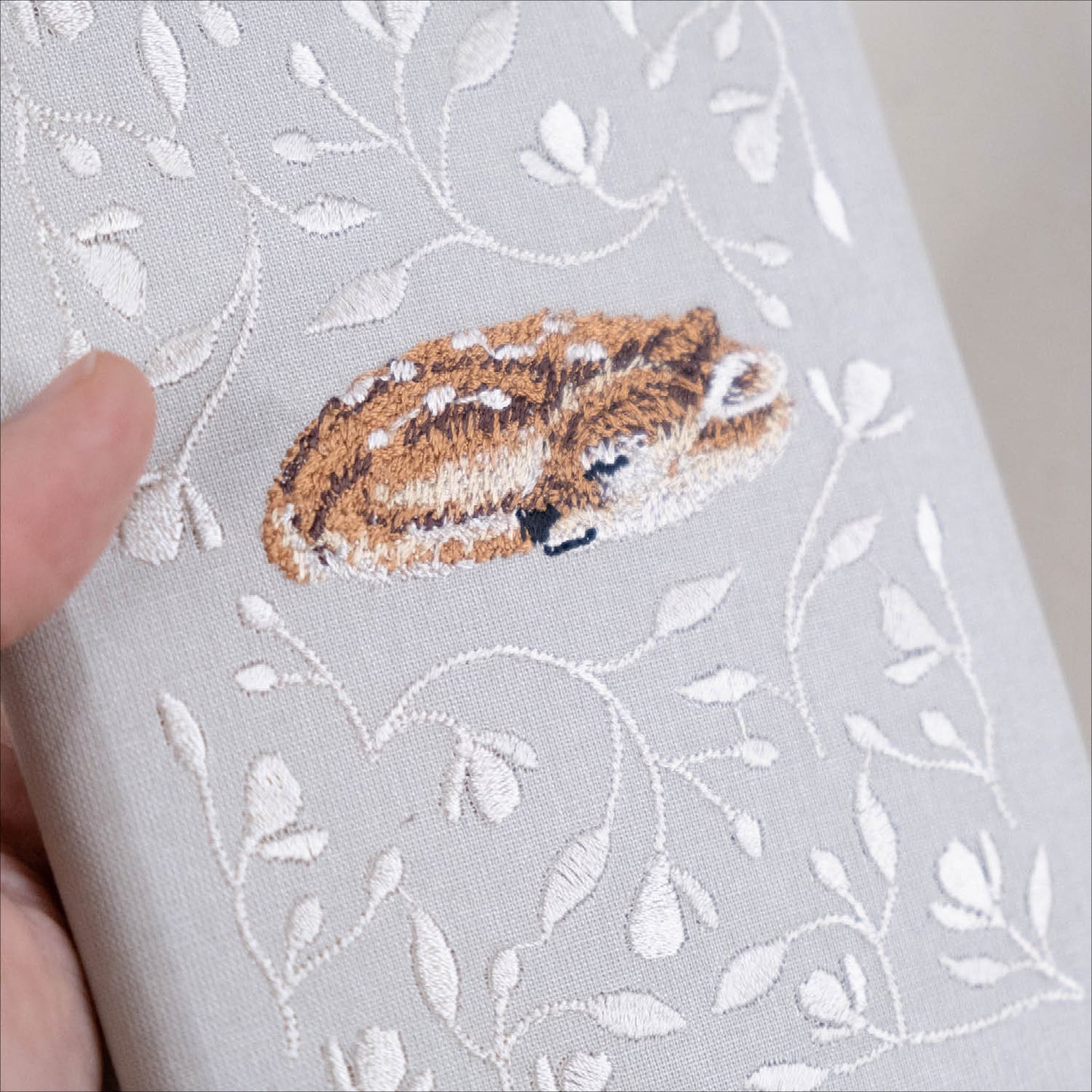 Beležnica A6 z vezenino srne - črtasti listi