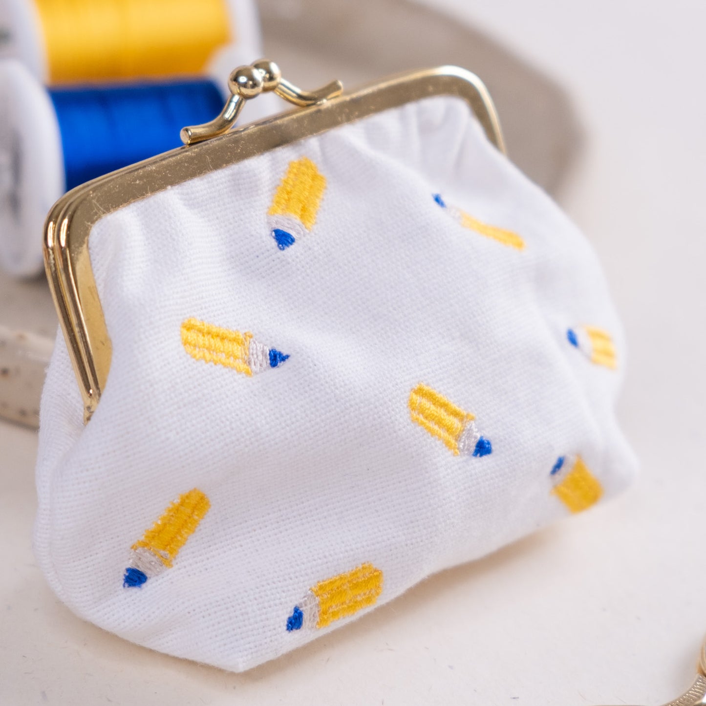 Torbica s kovinskim zapiranjem in izvezenimi svinčniki