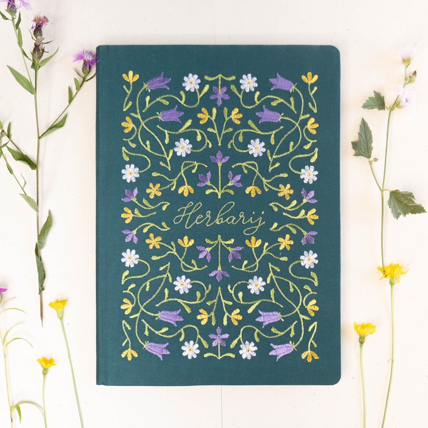 Herbarij z izvezenim cvetličnim motivom