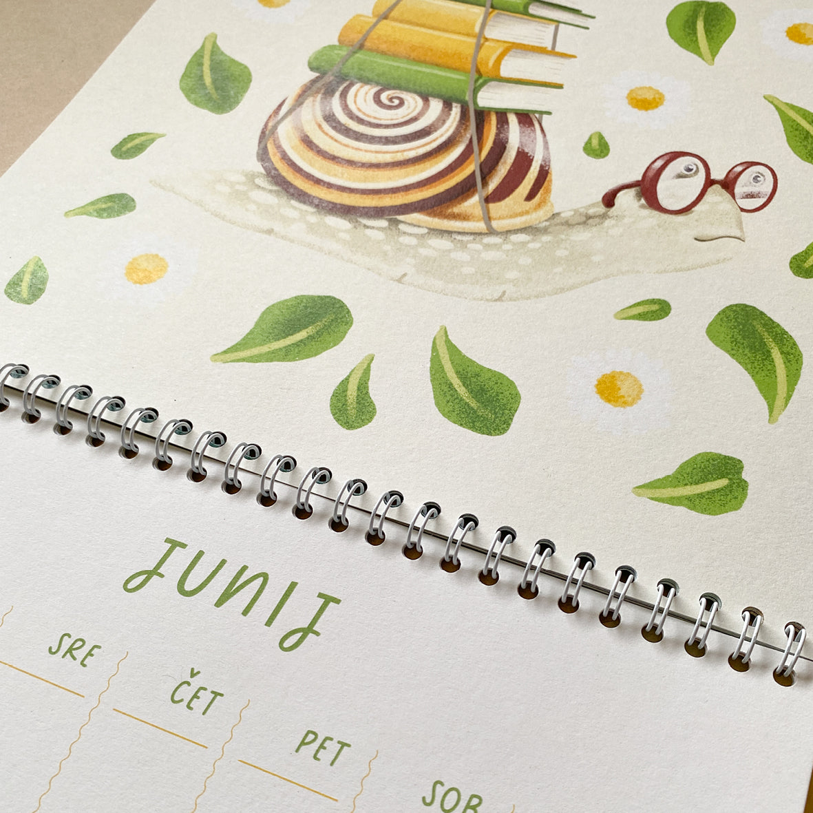 Med knjigami - Stenski koledar 2026