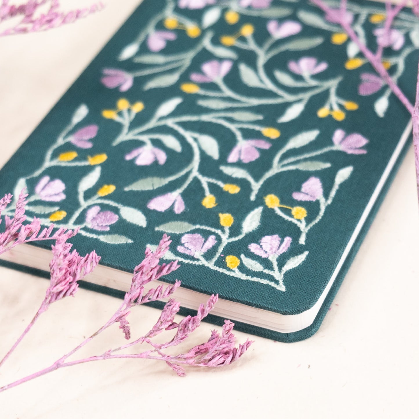 Beležnica A6 z vezenino - brezčrtni listi