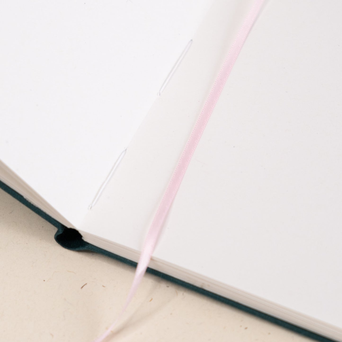 Beležnica A6 z vezenino - brezčrtni listi