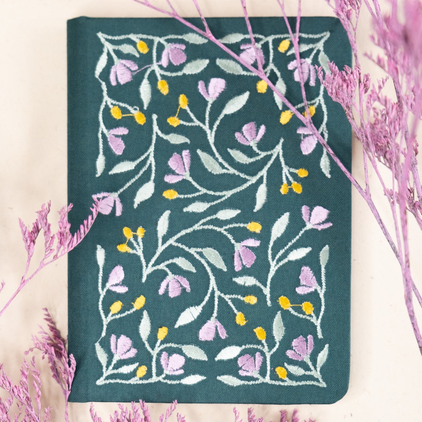 Beležnica A6 z vezenino - brezčrtni listi