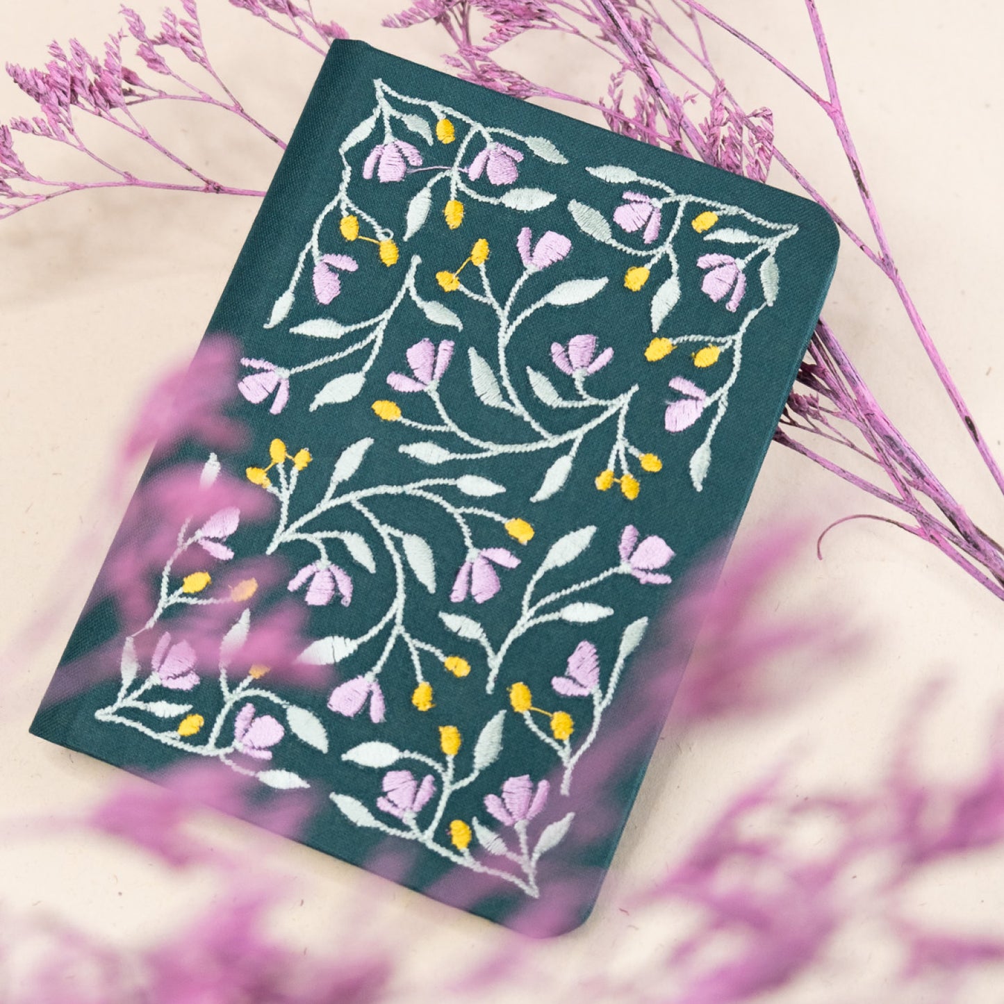 Beležnica A6 z vezenino - brezčrtni listi