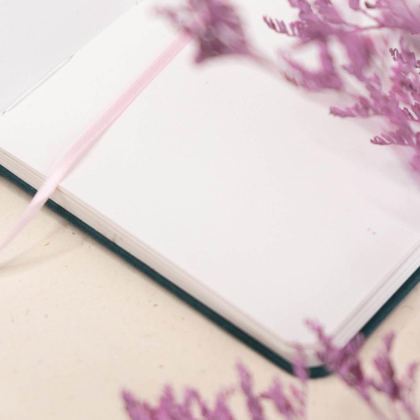 Beležnica A6 z vezenino - brezčrtni listi