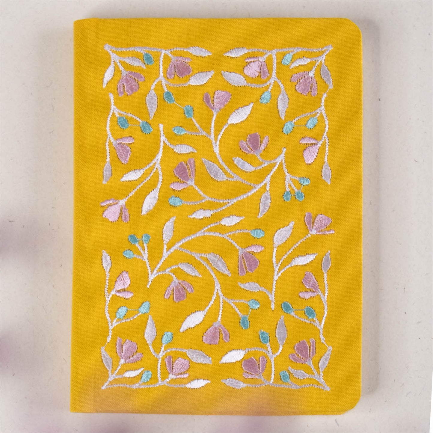 Rumena beležnica A6 z vezenino - mreža s pikami