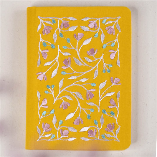Rumena beležnica A6 z vezenino - mreža s pikami
