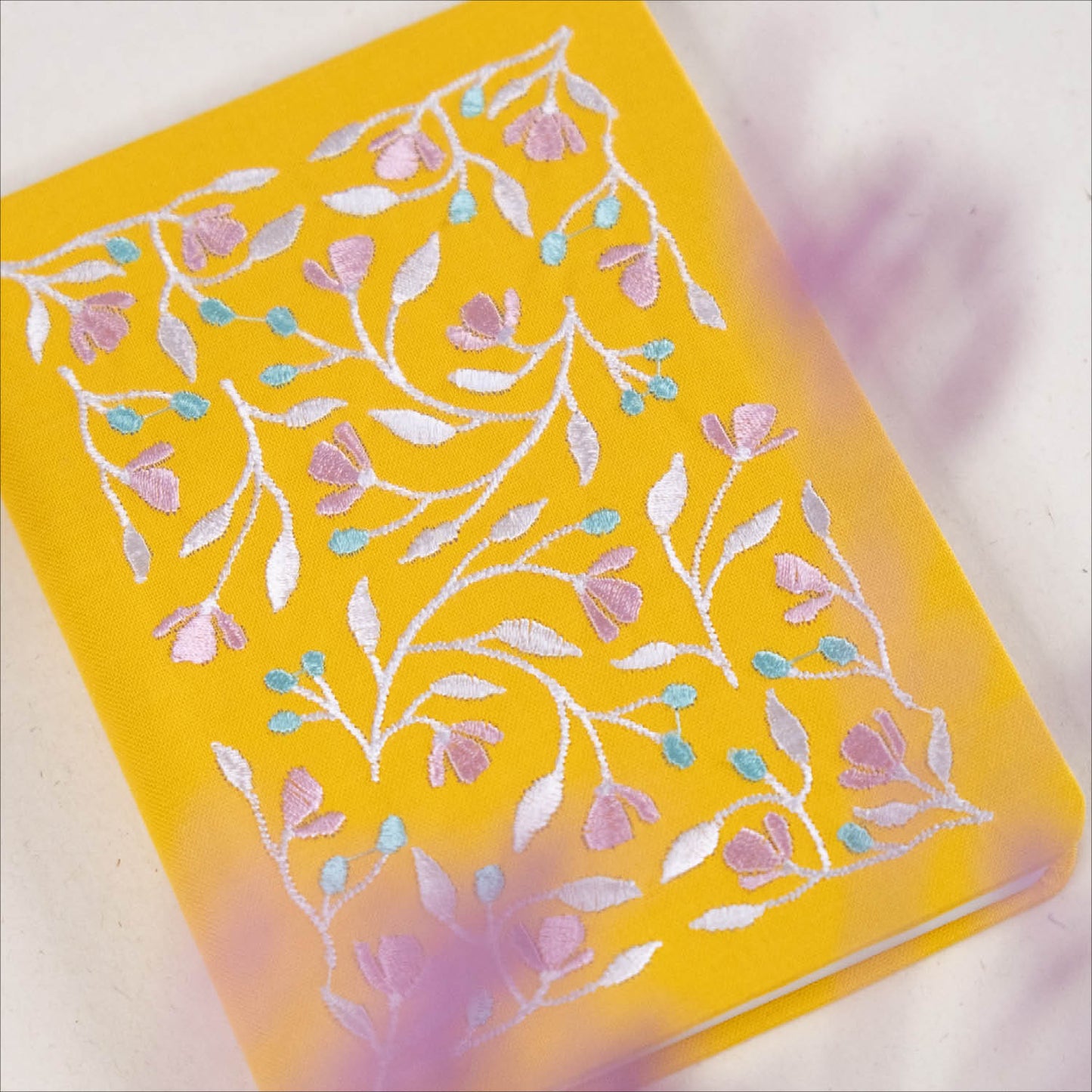 Rumena beležnica A6 z vezenino - mreža s pikami