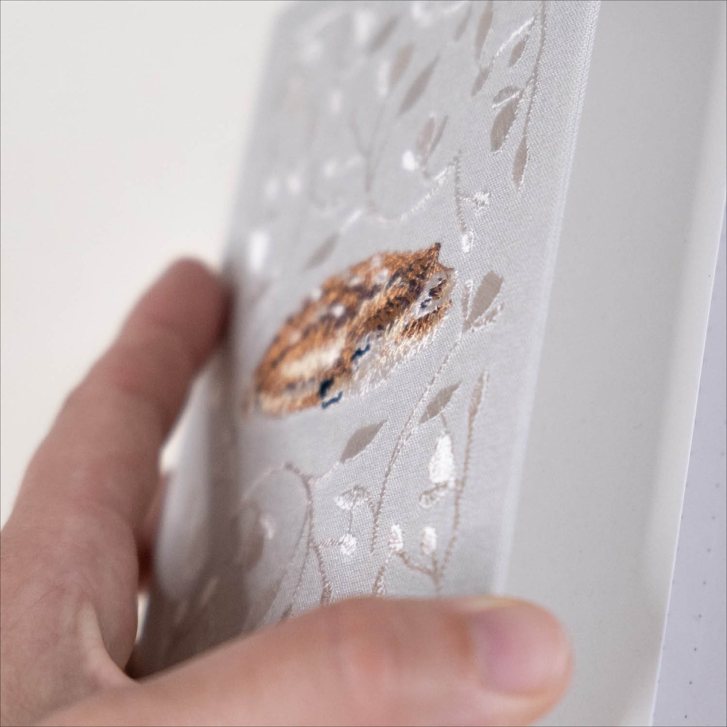 Beležnica A6 z vezenino srne - črtasti listi