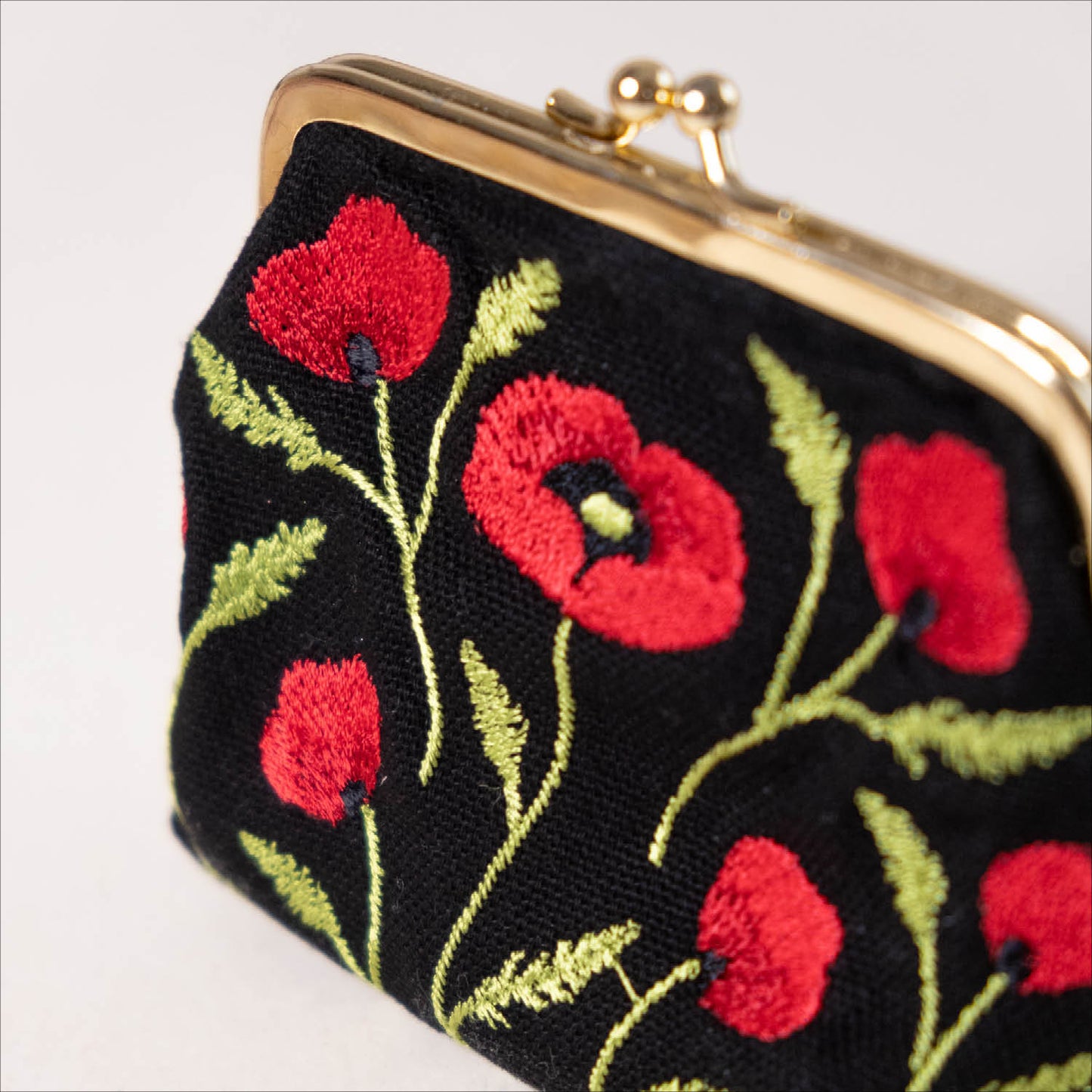 Torbica z izvezenim motivom maka