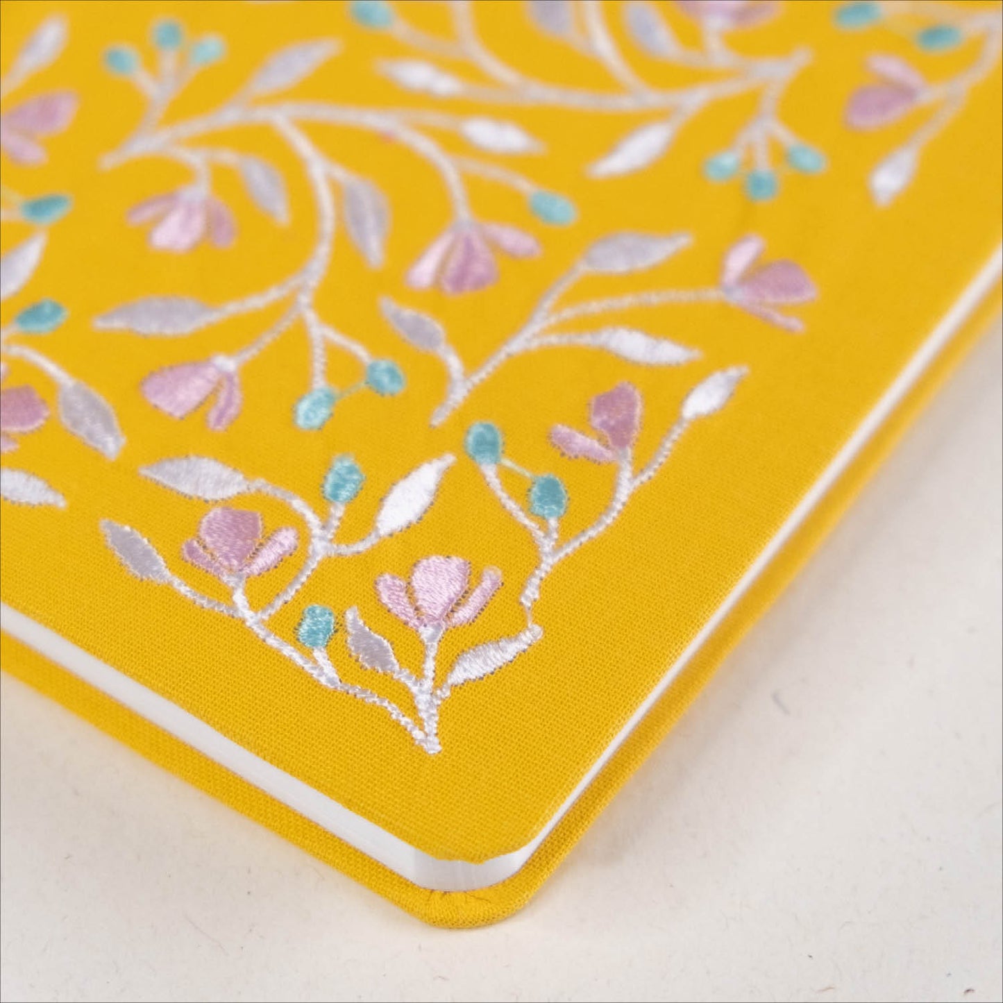 Rumena beležnica A6 z vezenino - mreža s pikami