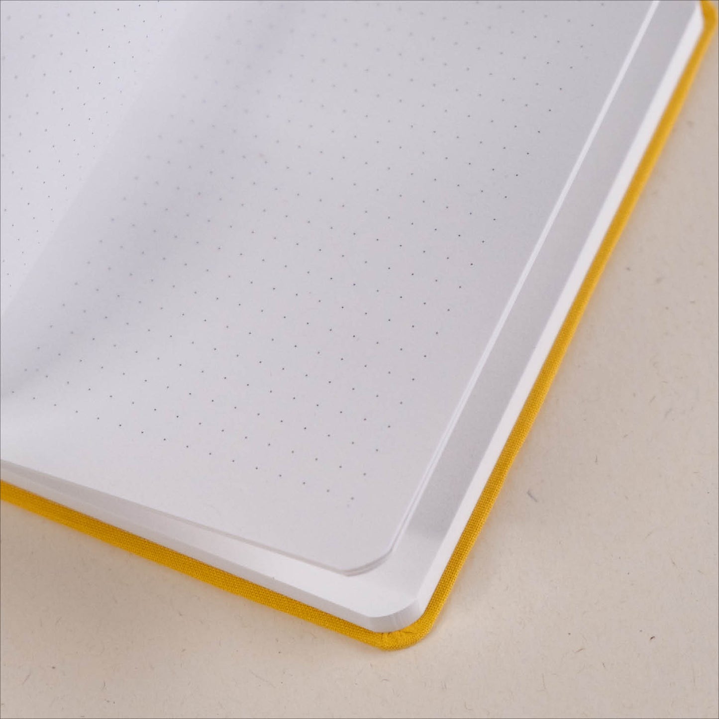 Rumena beležnica A6 z vezenino - mreža s pikami