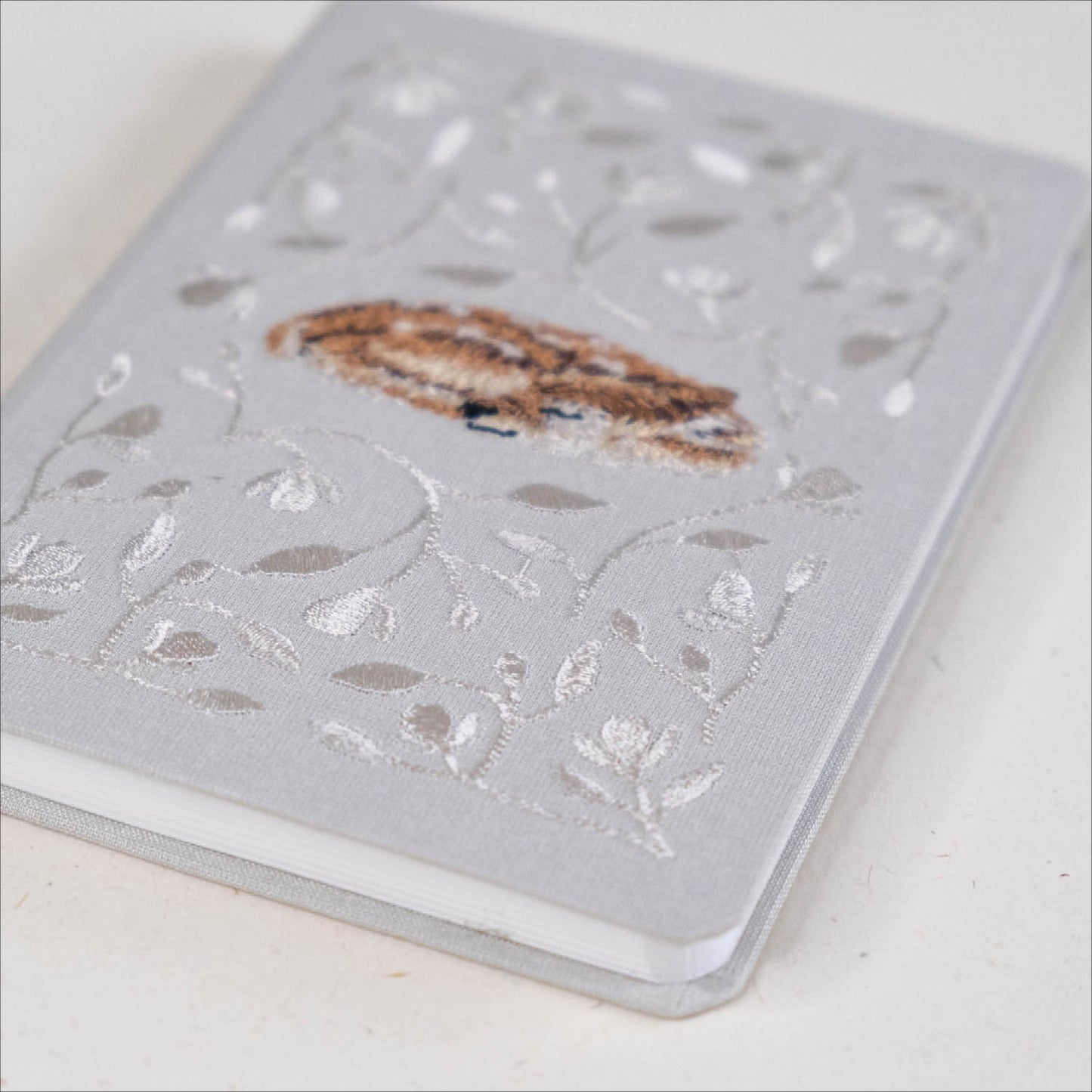 Beležnica A6 z vezenino srne - črtasti listi