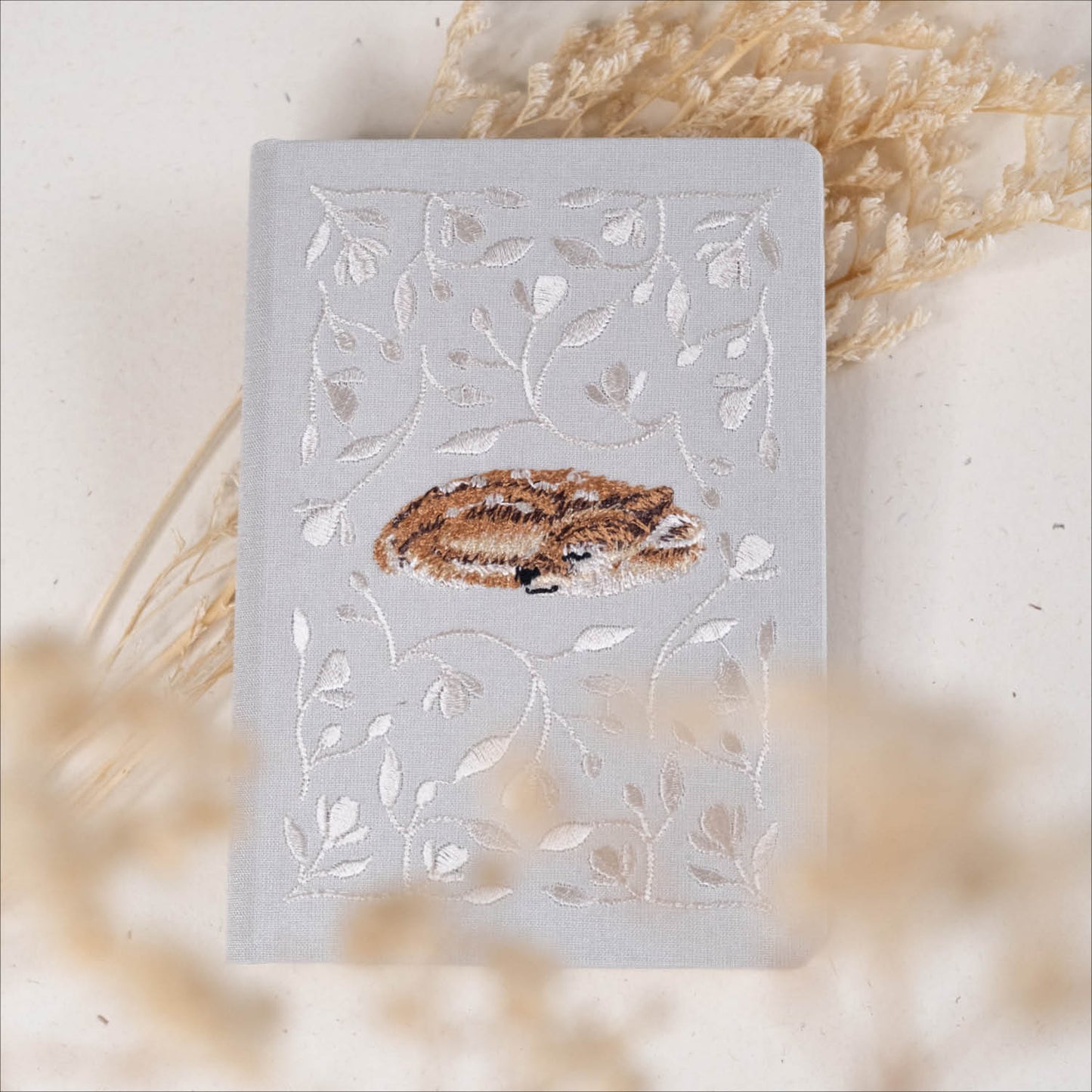 Beležnica A6 z vezenino srne - črtasti listi