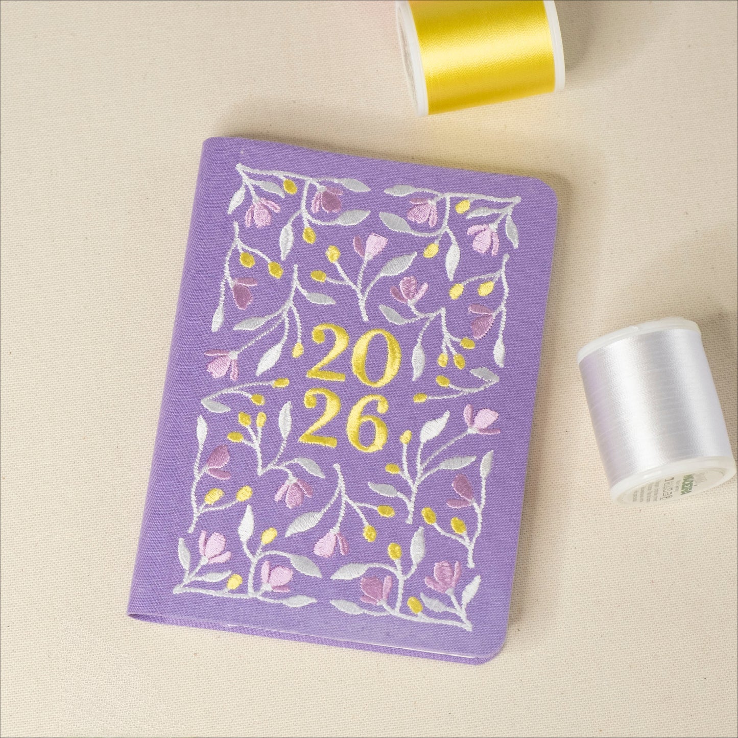 Vijoličen Planer 2026, A6 z vezenino