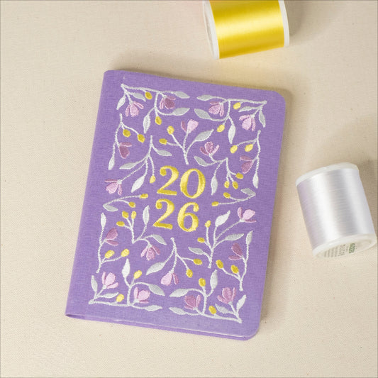 Vijoličen Planer 2026, A6 z vezenino