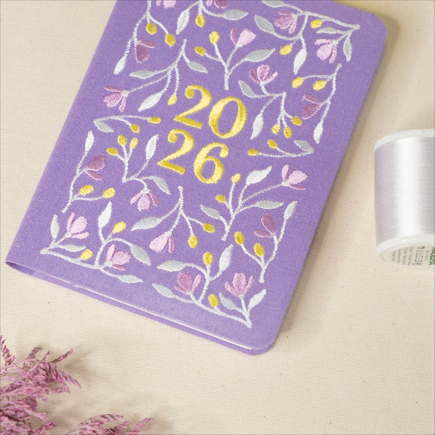 Vijoličen Planer 2026, A6 z vezenino