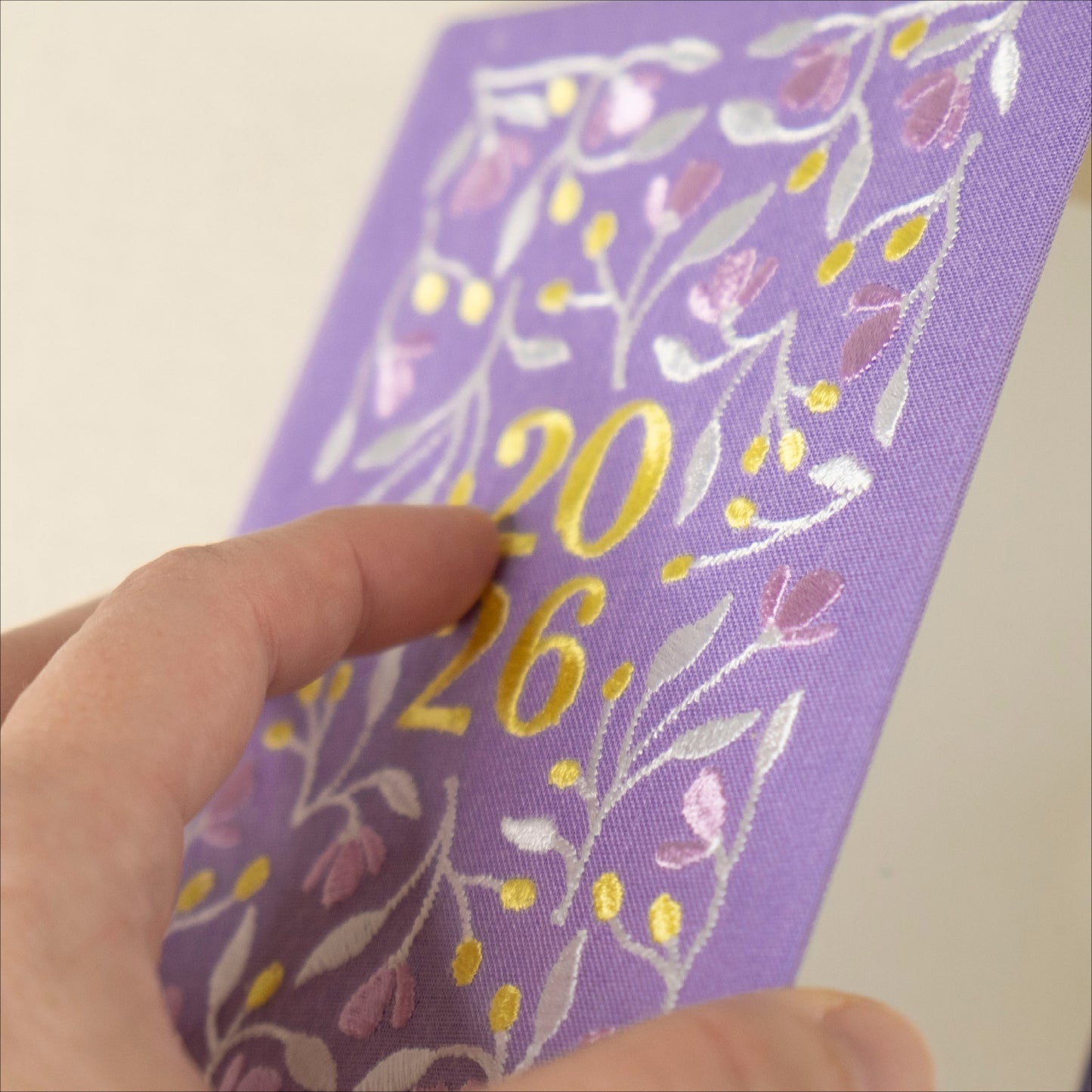 Vijoličen Planer 2026, A6 z vezenino