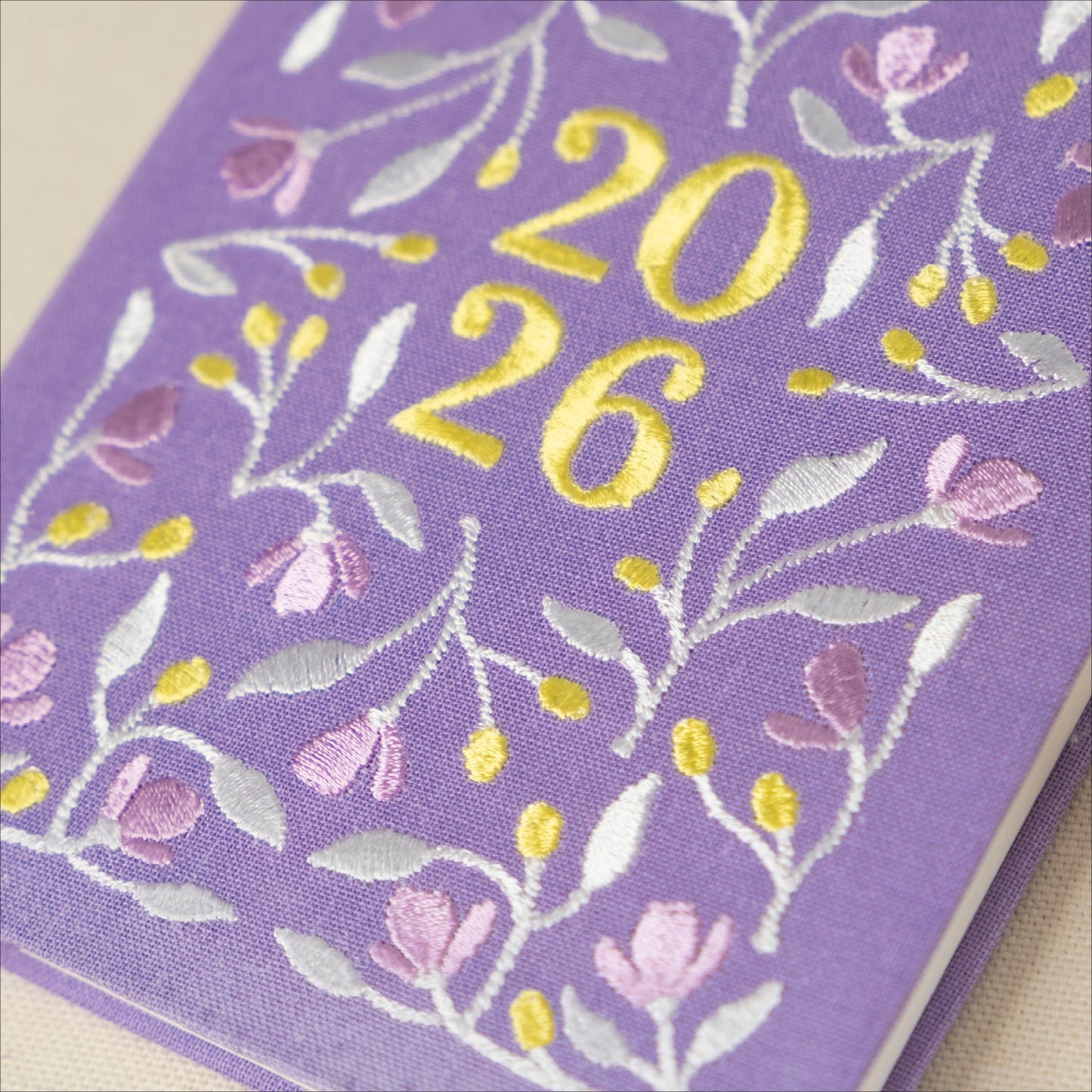 Vijoličen Planer 2026, A6 z vezenino