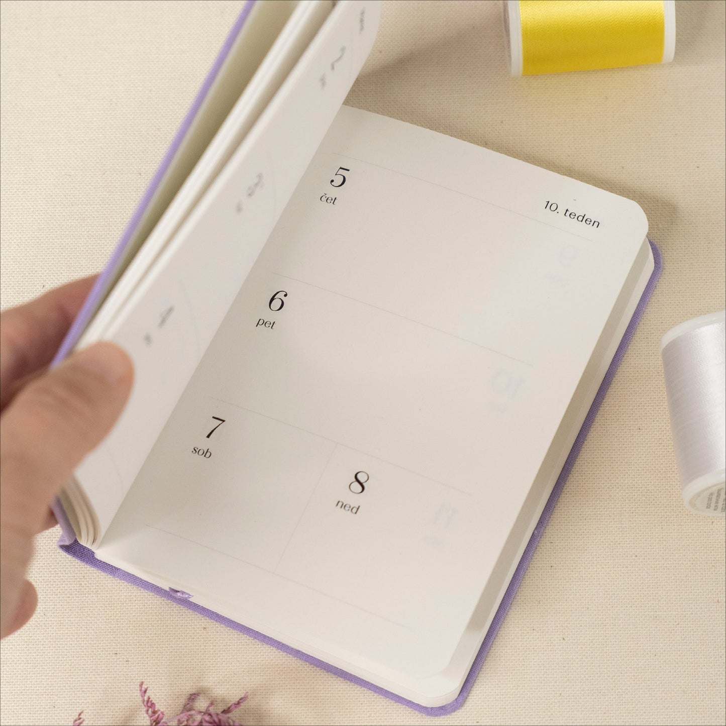 Vijoličen Planer 2026, A6 z vezenino