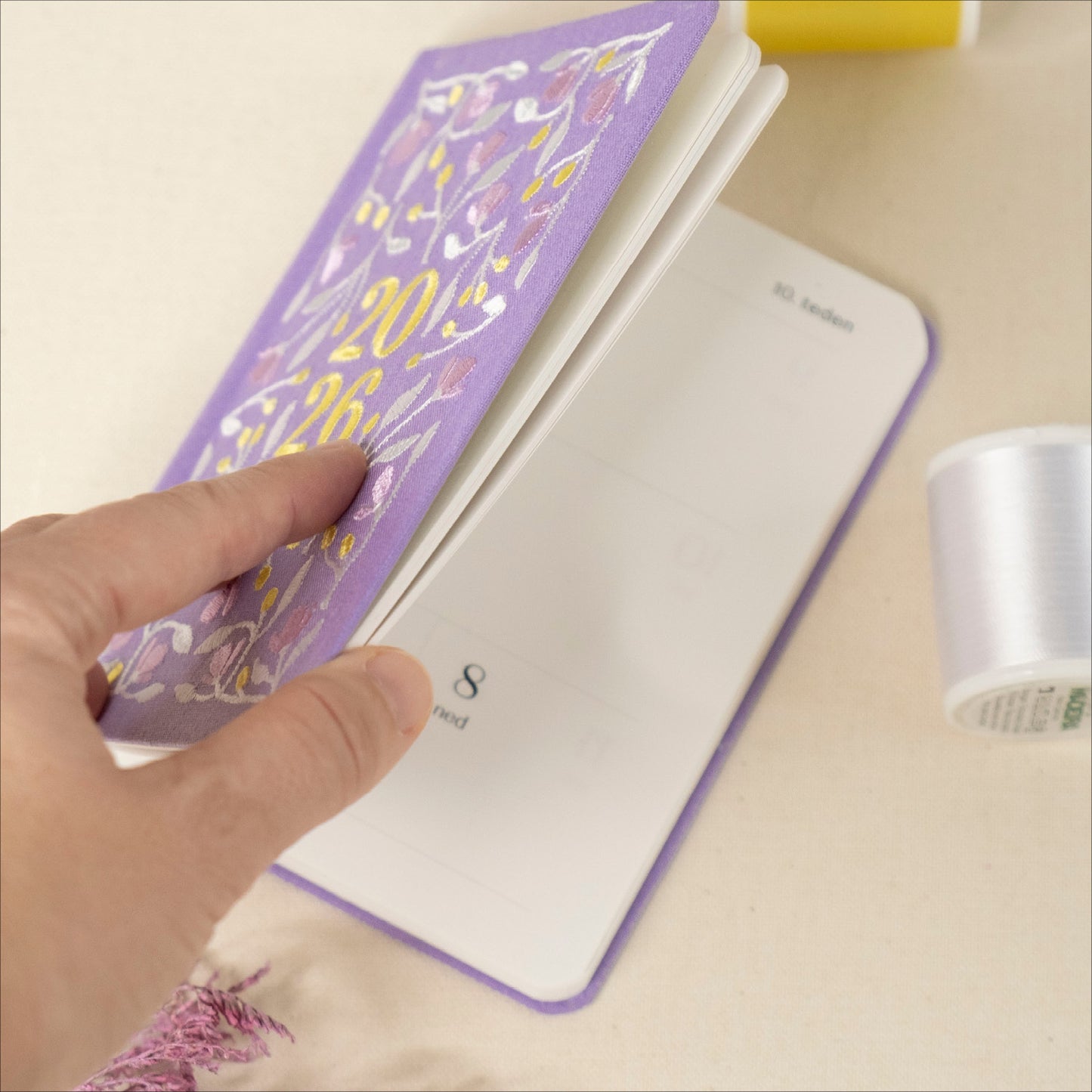 Vijoličen Planer 2026, A6 z vezenino