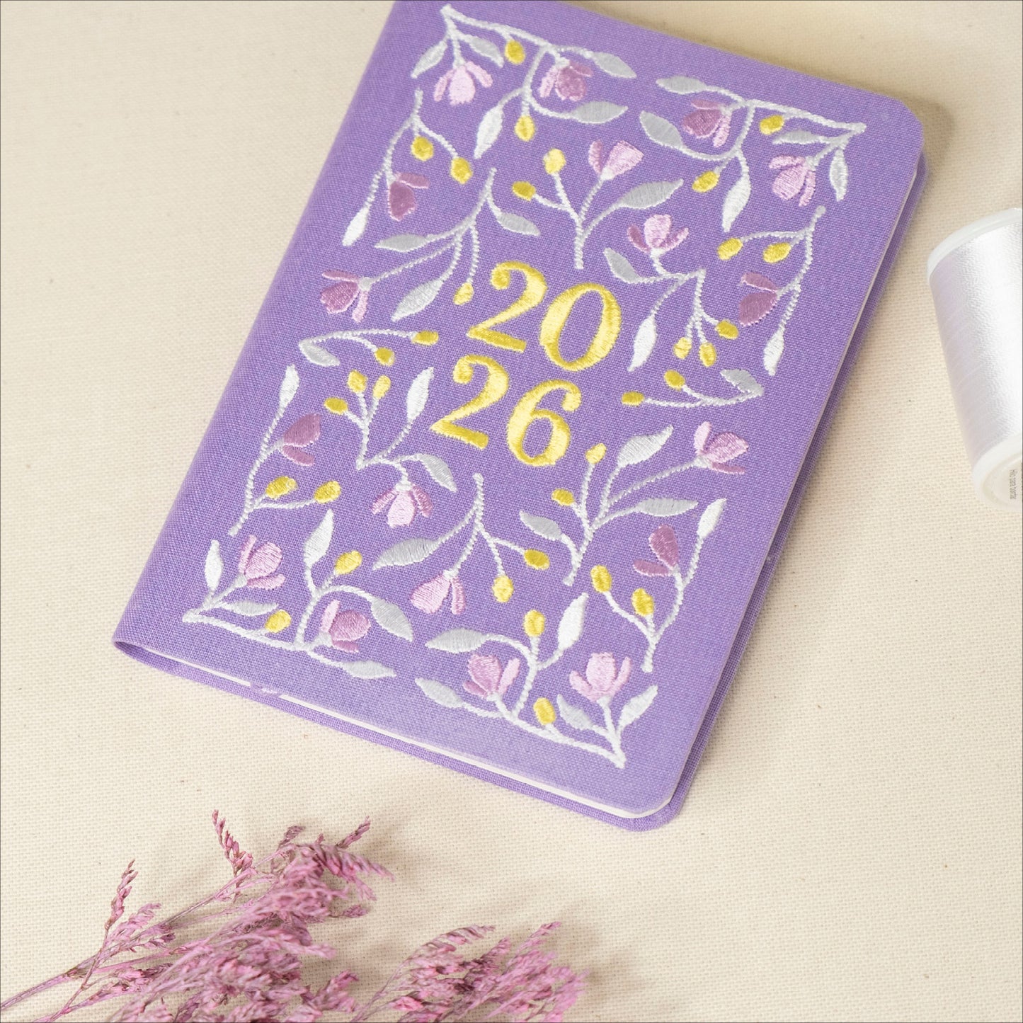 Vijoličen Planer 2026, A6 z vezenino