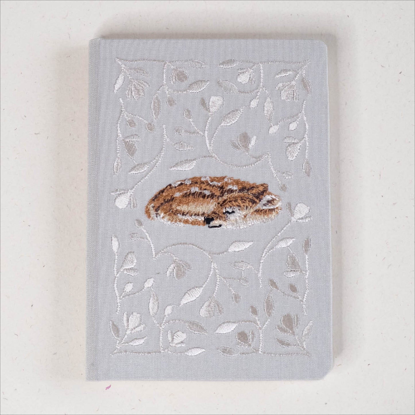 Beležnica A6 z vezenino srne - črtasti listi