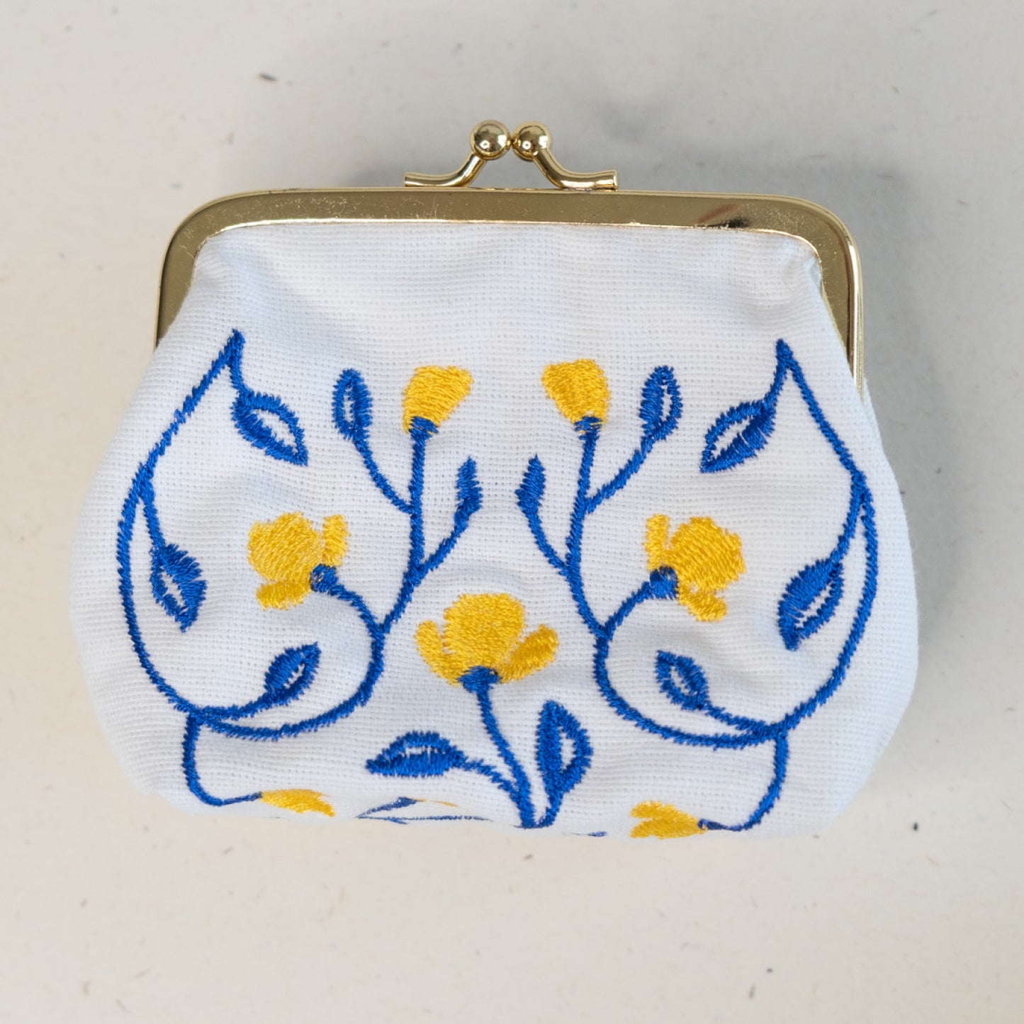 Torbica s kovinskim zapiranjem in izvezenimi cvetlicami