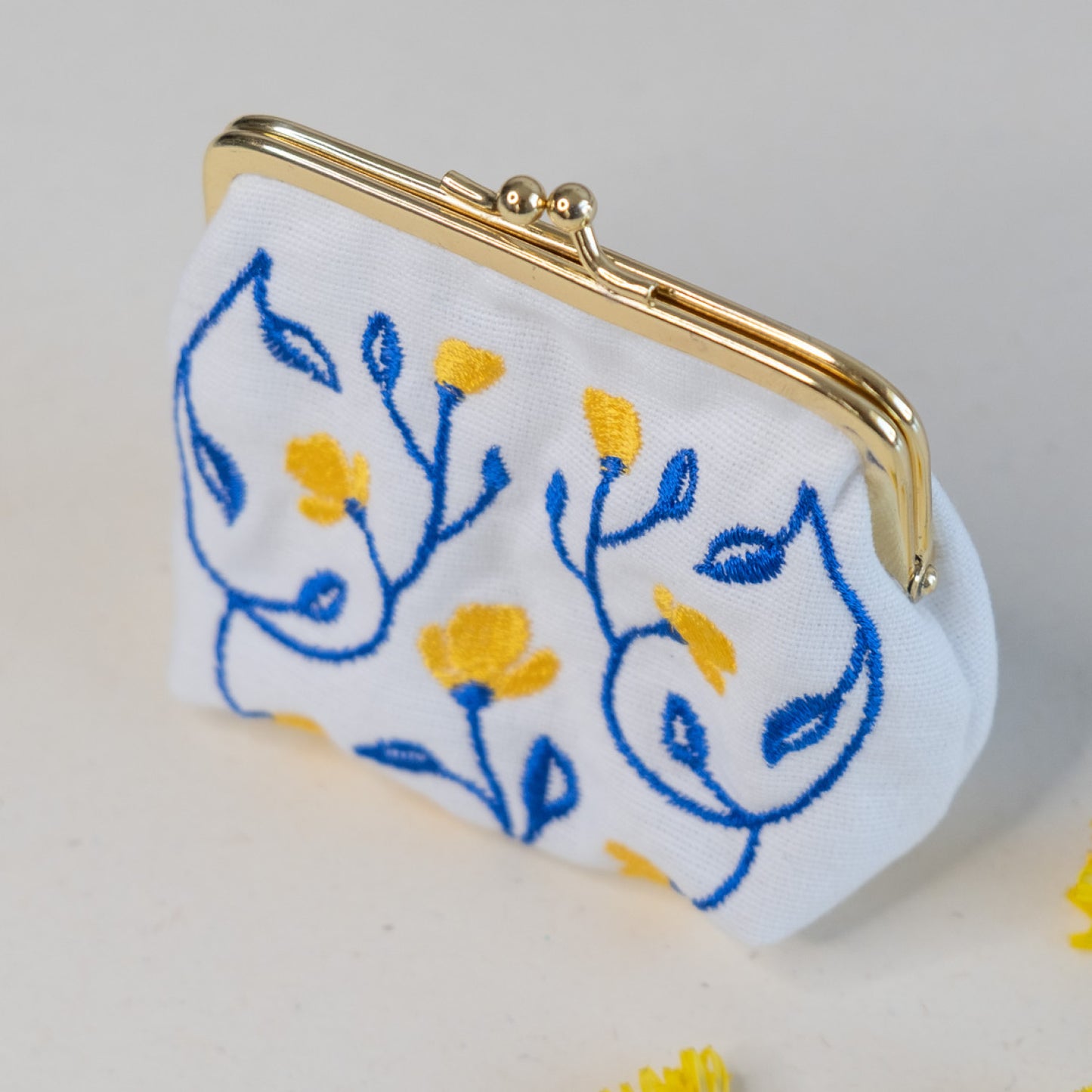 Torbica s kovinskim zapiranjem in izvezenimi cvetlicami