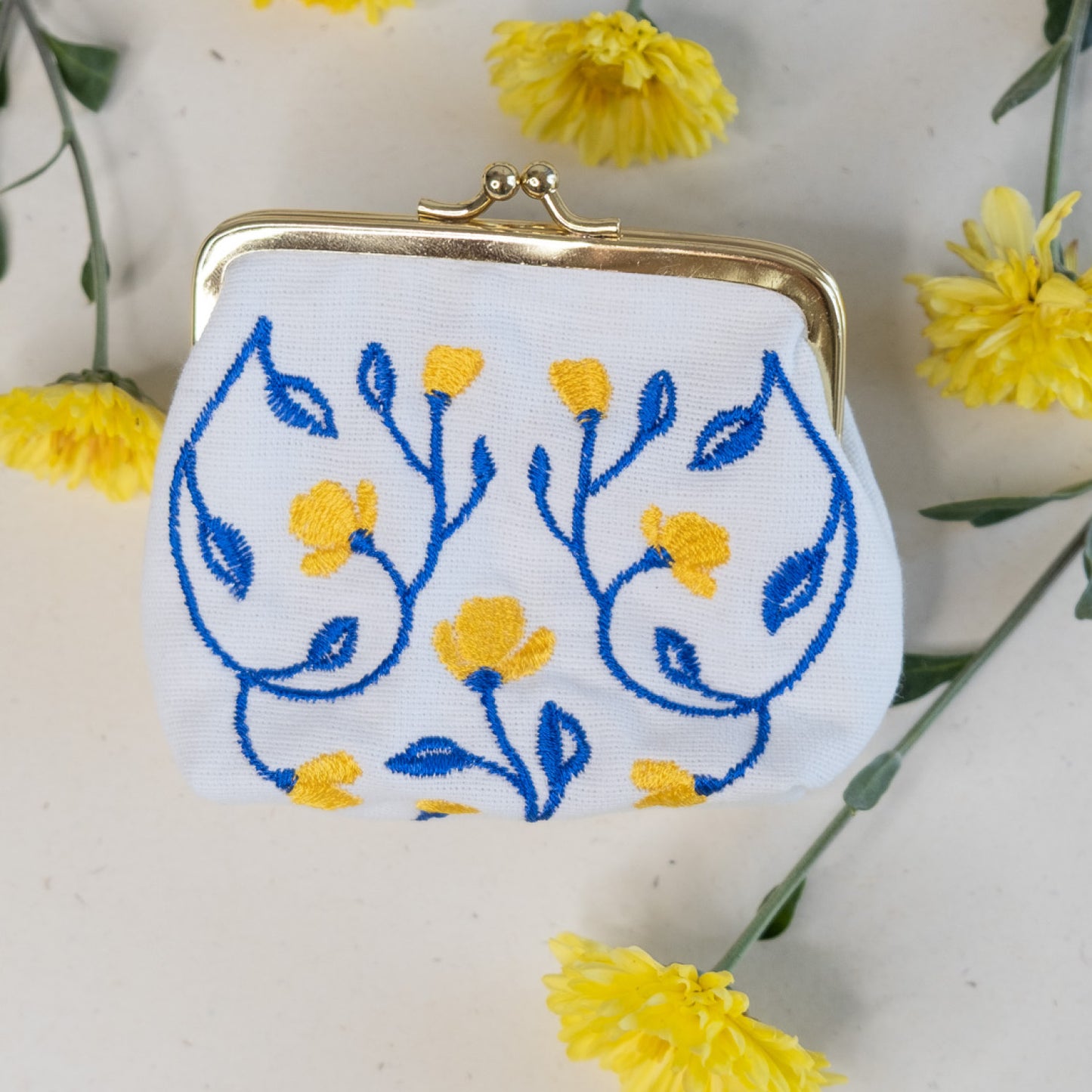 Torbica s kovinskim zapiranjem in izvezenimi cvetlicami
