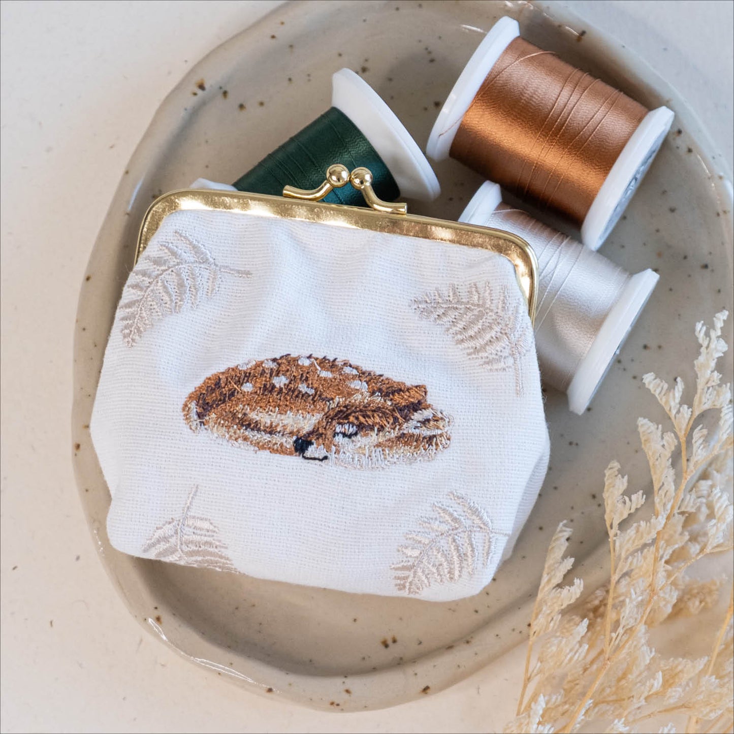 Torbica z izvezenim motivom srnice