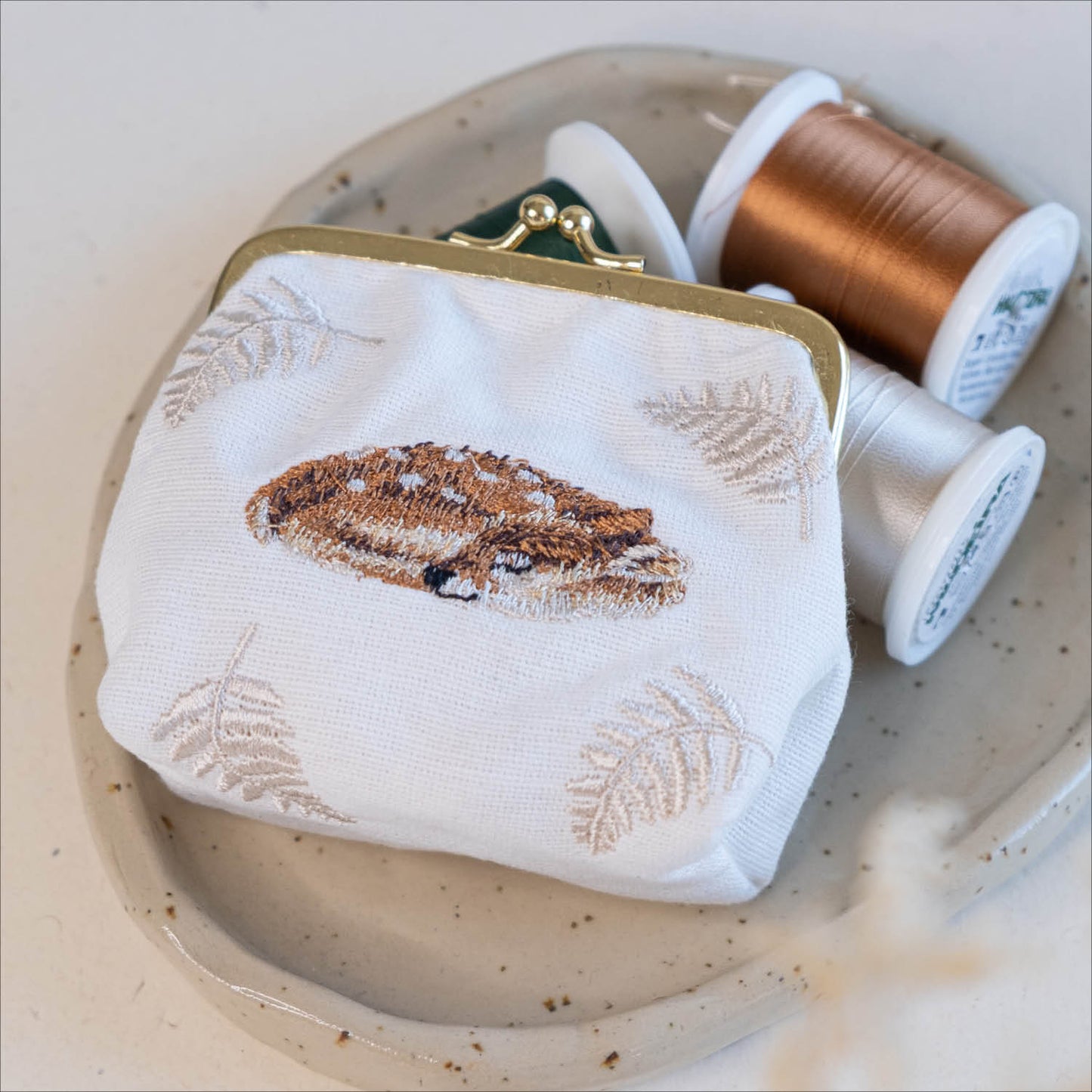 Torbica z izvezenim motivom srnice