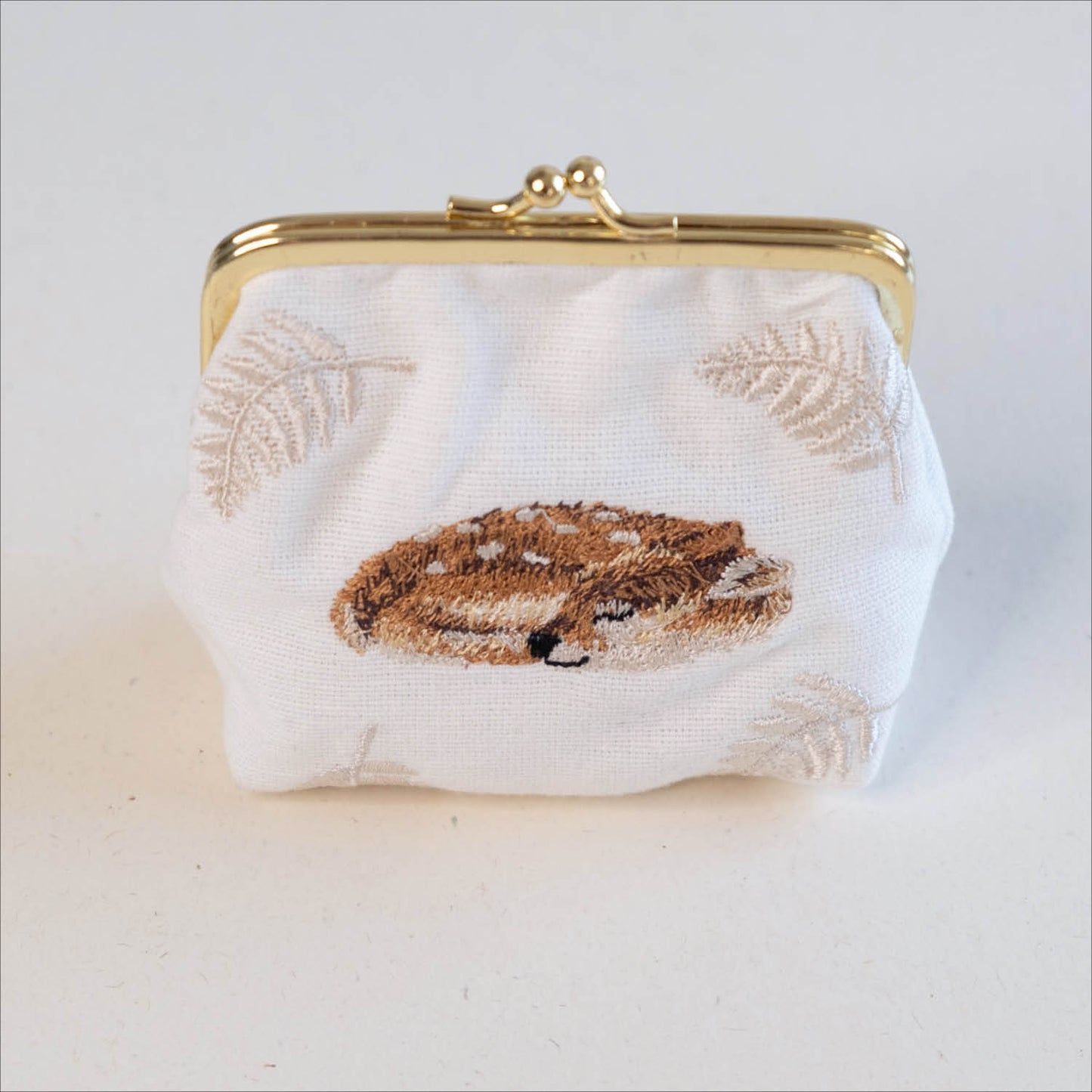 Torbica z izvezenim motivom srnice