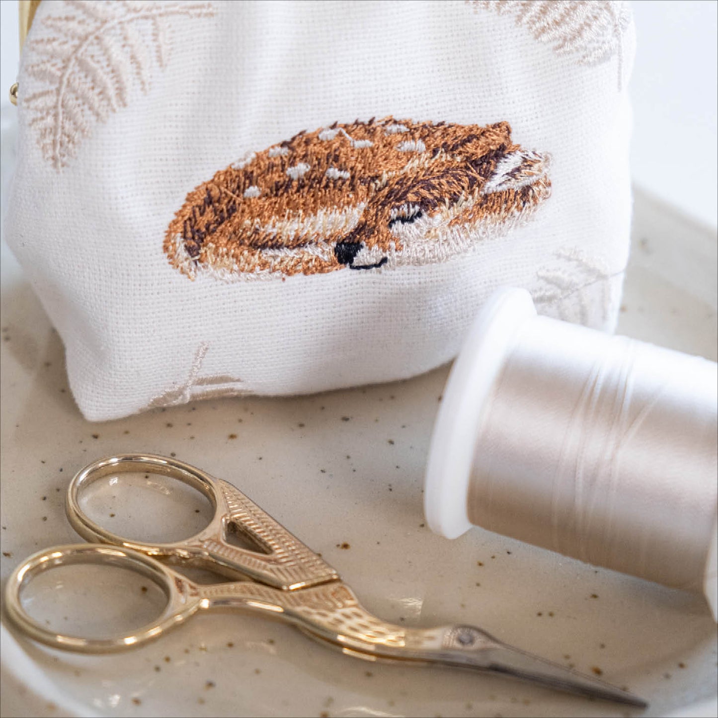 Torbica z izvezenim motivom srnice