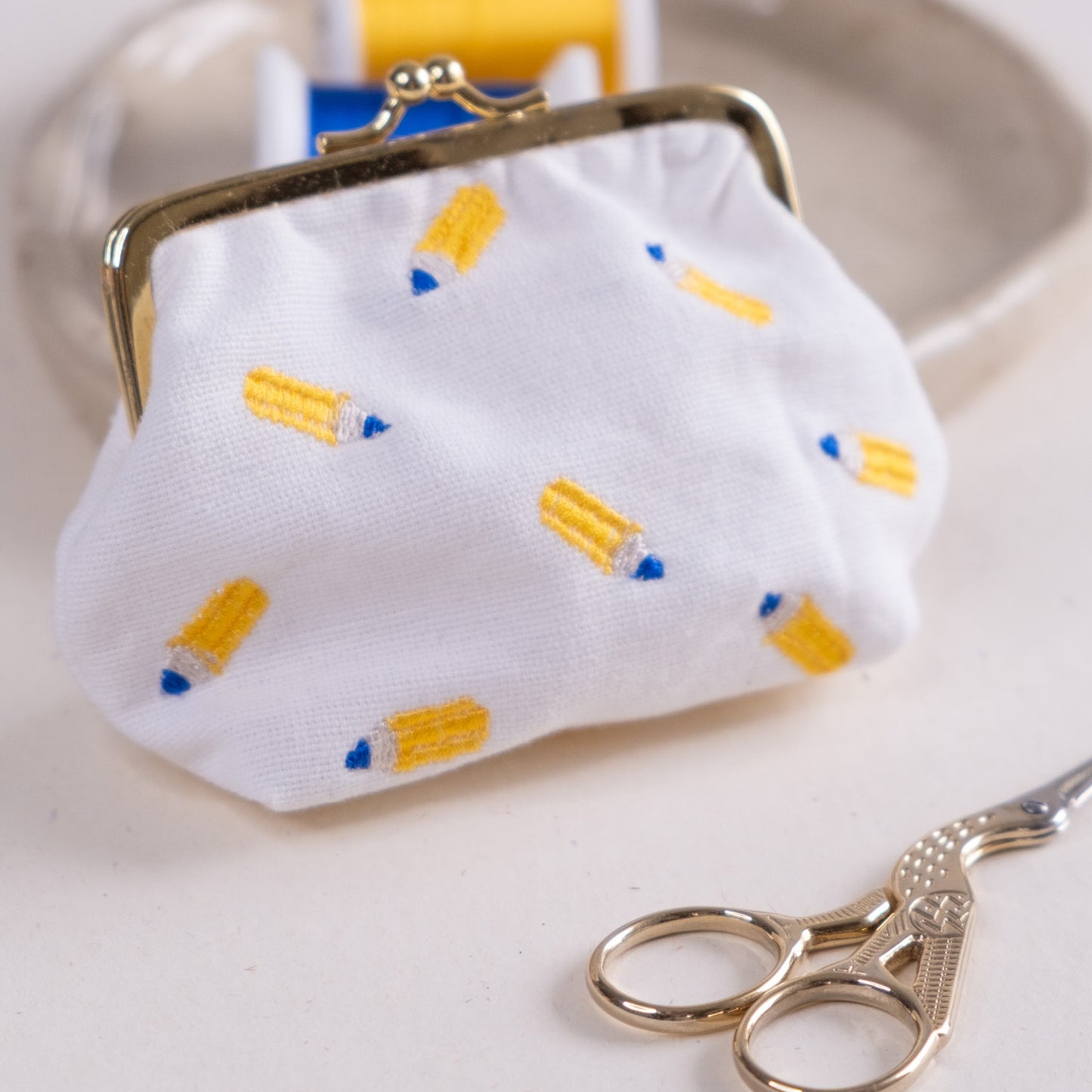 Torbica s kovinskim zapiranjem in izvezenimi svinčniki