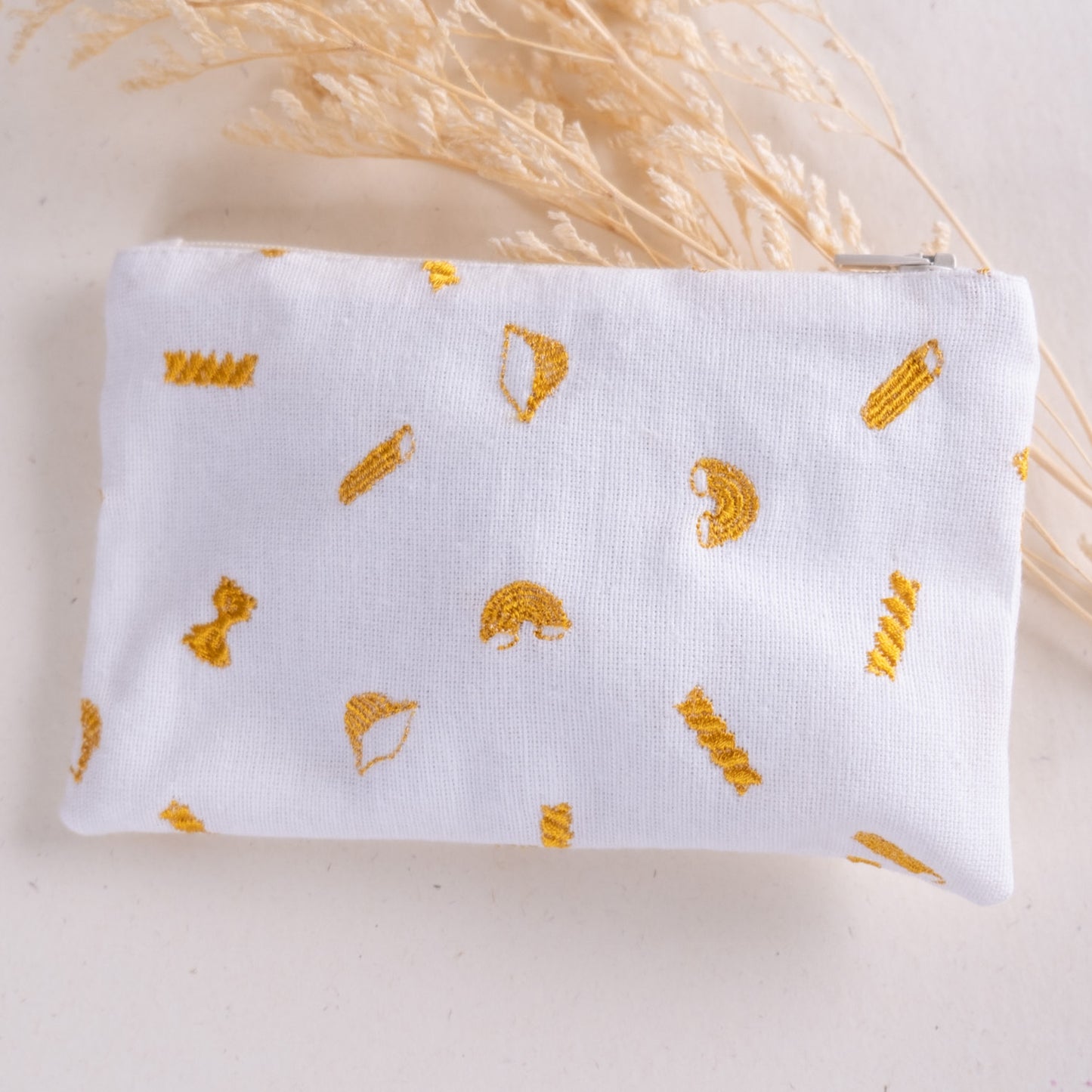 Torbica na zadrgo z izvezenimi makaroni