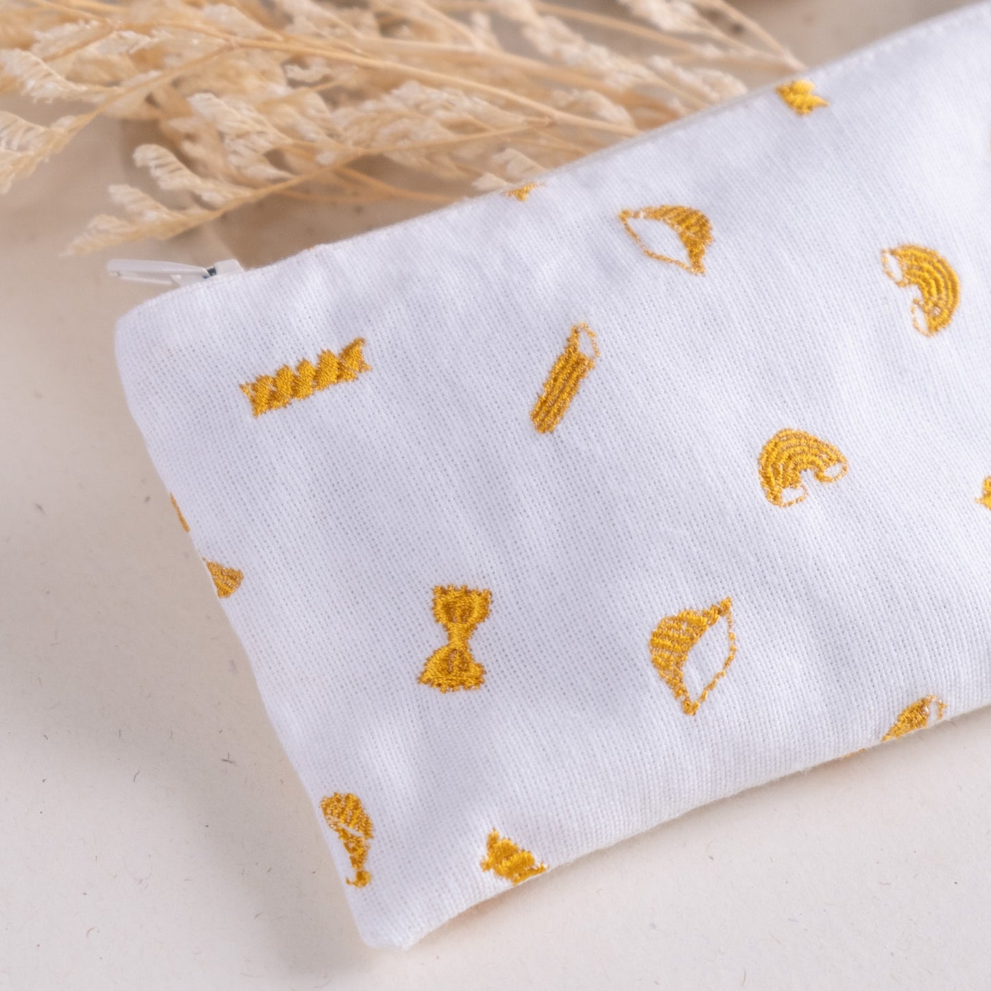 Torbica na zadrgo z izvezenimi makaroni