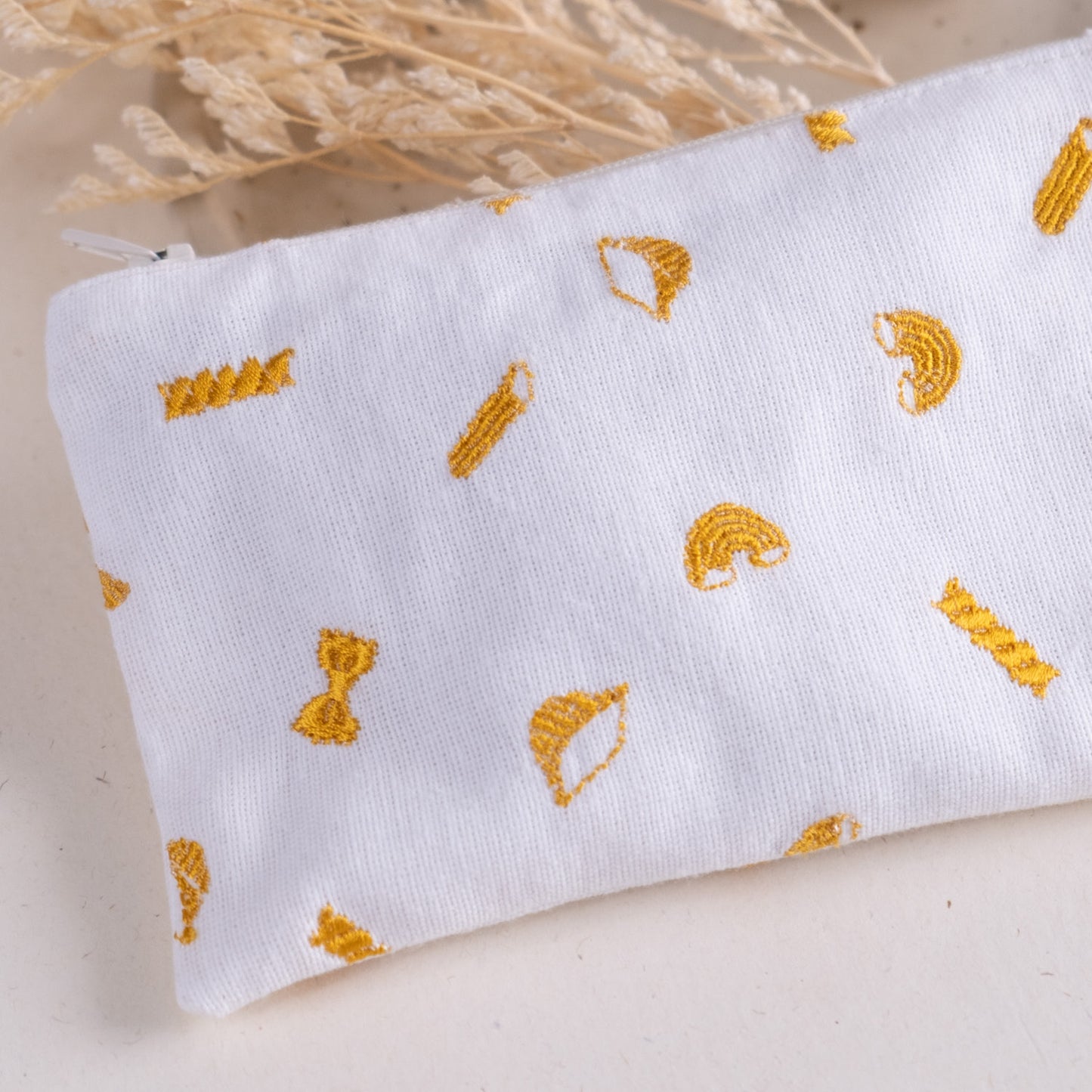 Torbica na zadrgo z izvezenimi makaroni