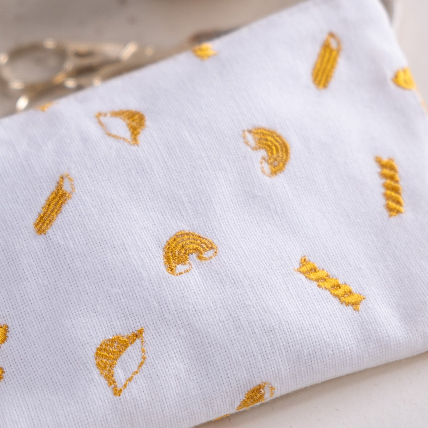 Torbica na zadrgo z izvezenimi makaroni