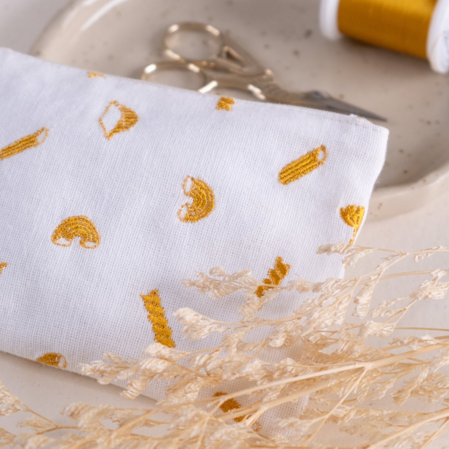 Torbica na zadrgo z izvezenimi makaroni